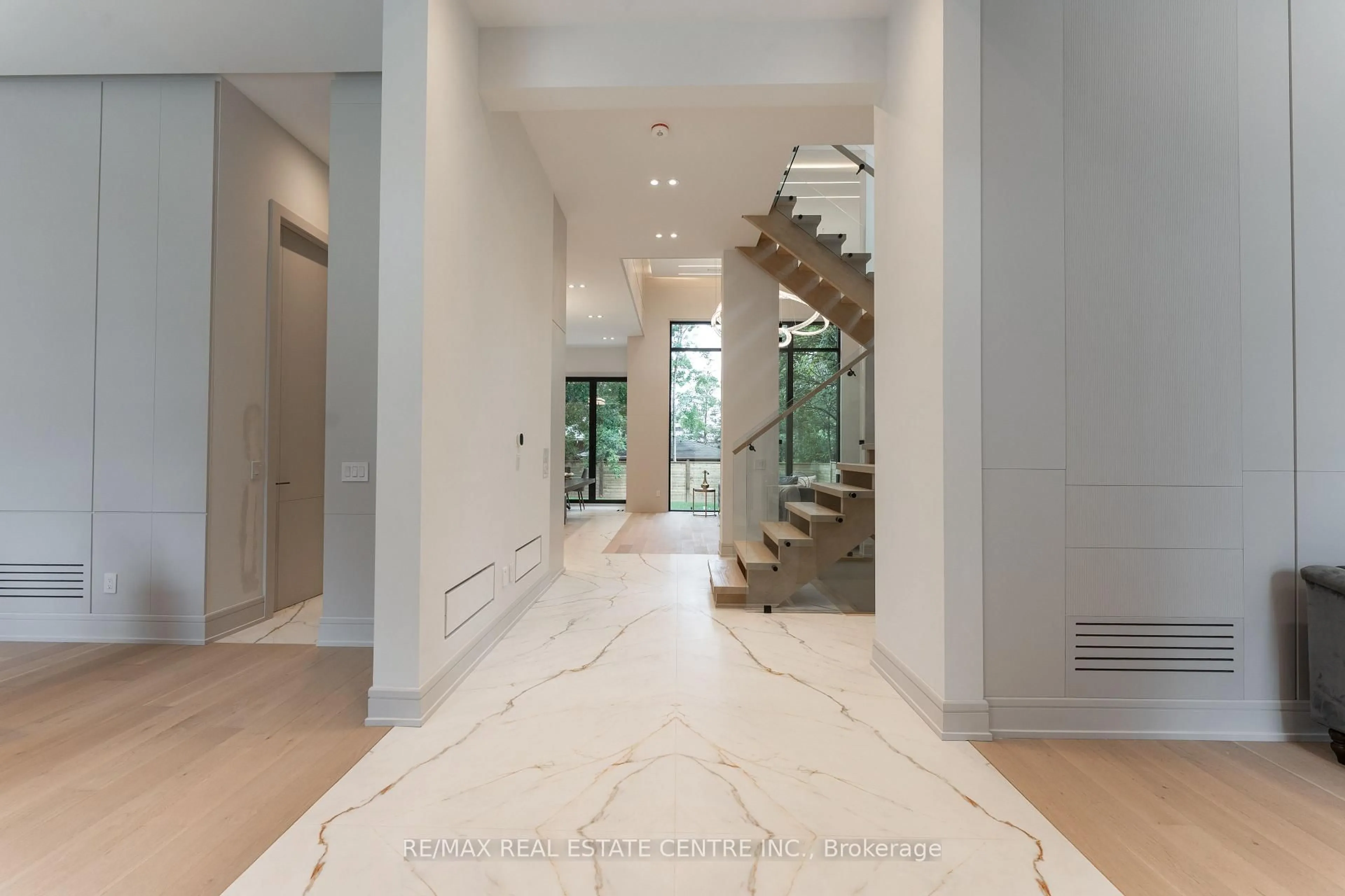 Indoor foyer for 491 Fourth Line, Oakville Ontario L6L 5A8