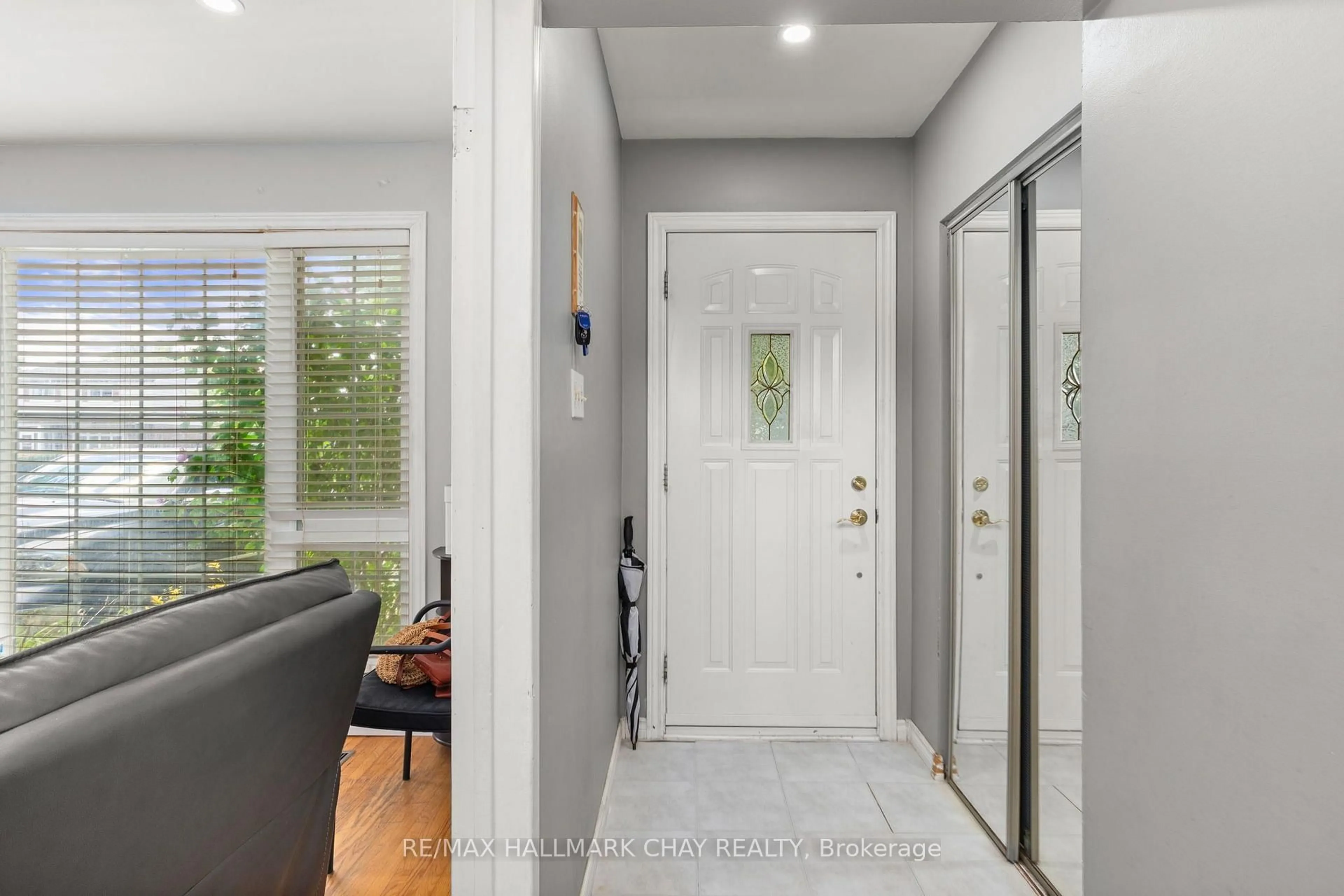 Indoor entryway for 41 Aberdeen Cres, Brampton Ontario L6T 2P8