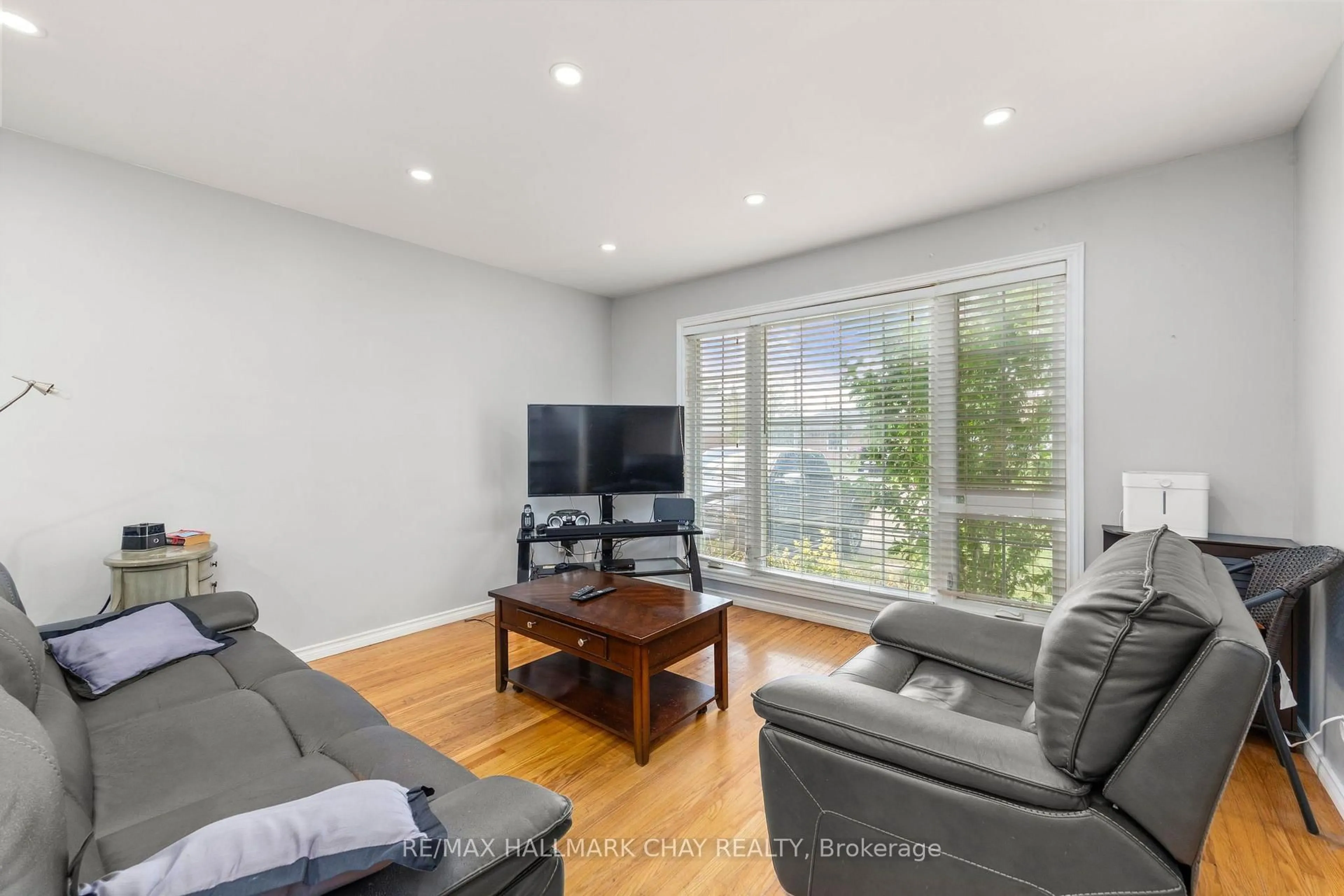 Living room with furniture, wood/laminate floor for 41 Aberdeen Cres, Brampton Ontario L6T 2P8