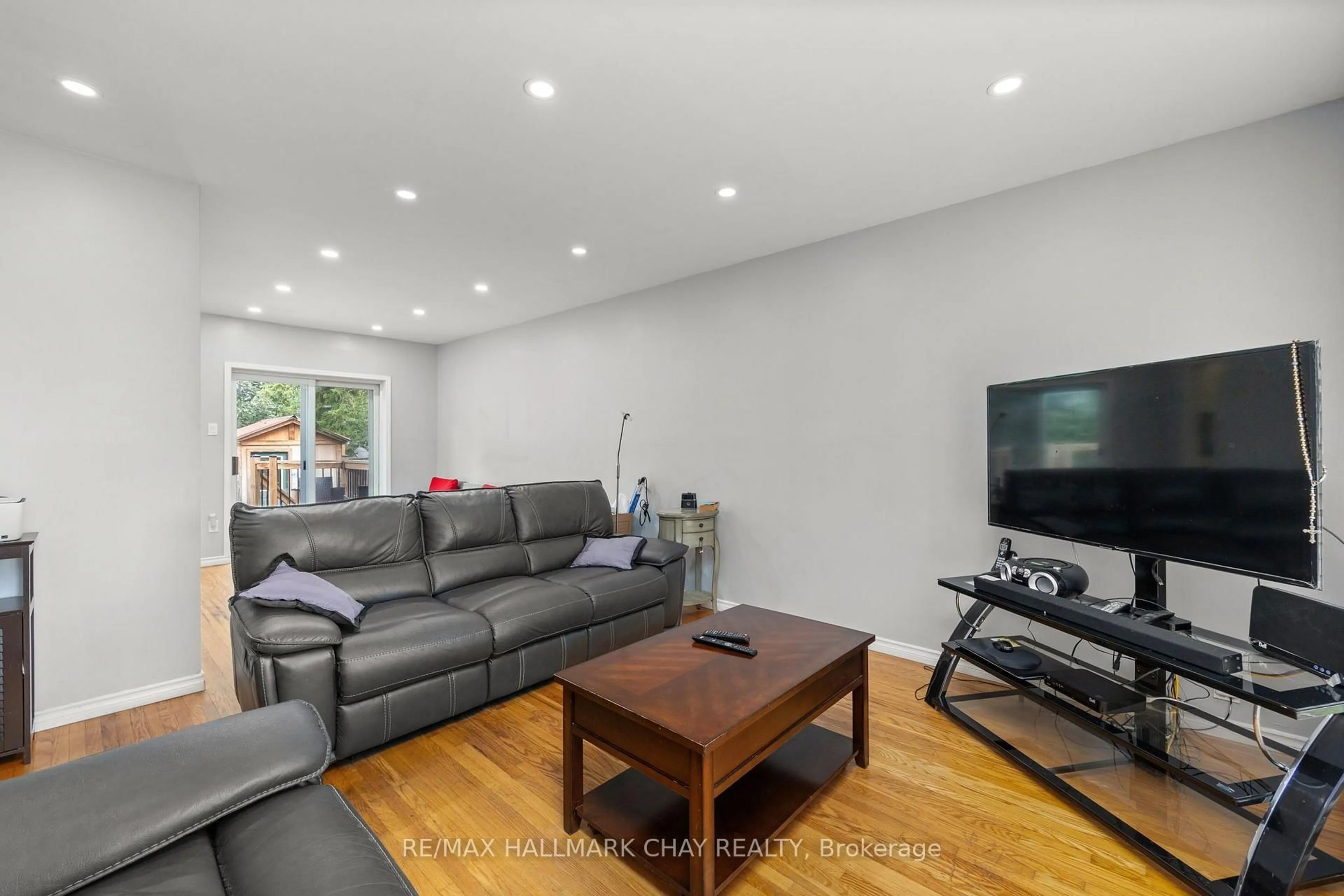 Living room with furniture, wood/laminate floor for 41 Aberdeen Cres, Brampton Ontario L6T 2P8