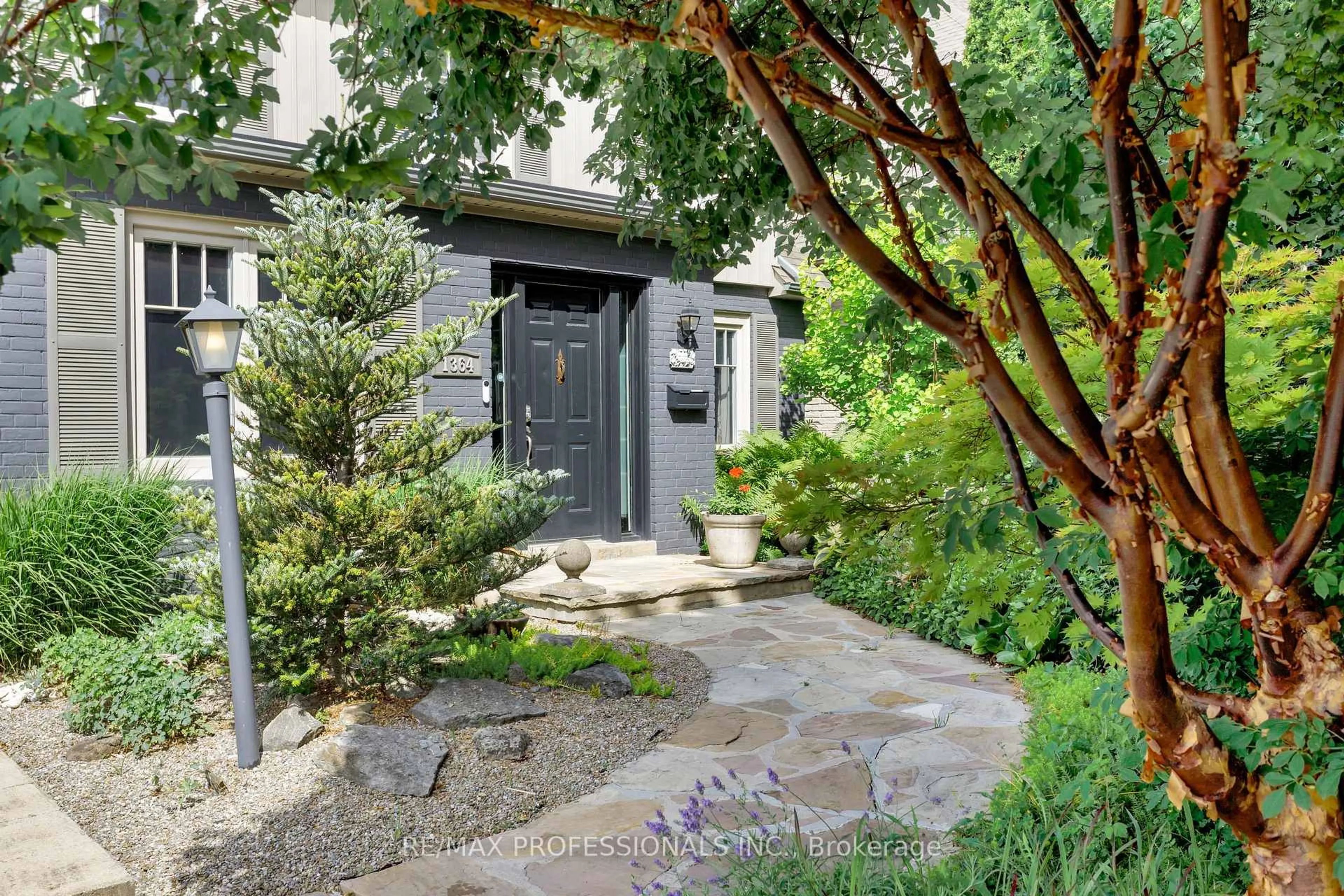 Indoor entryway for 1364 Islington Ave, Toronto Ontario M9A 3K6
