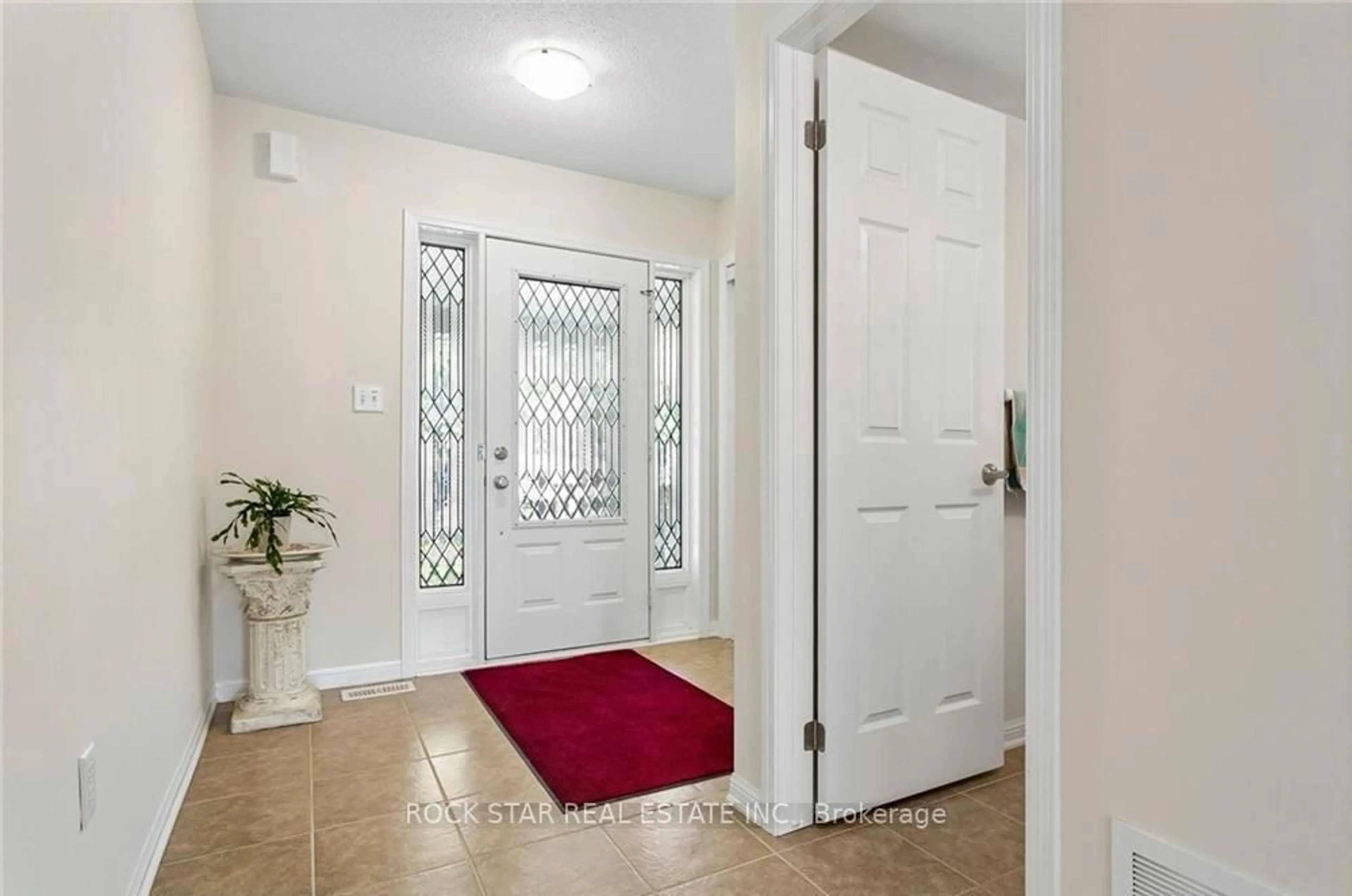 Indoor entryway for 10 Klemscott Rd, Brampton Ontario L7A 0P5
