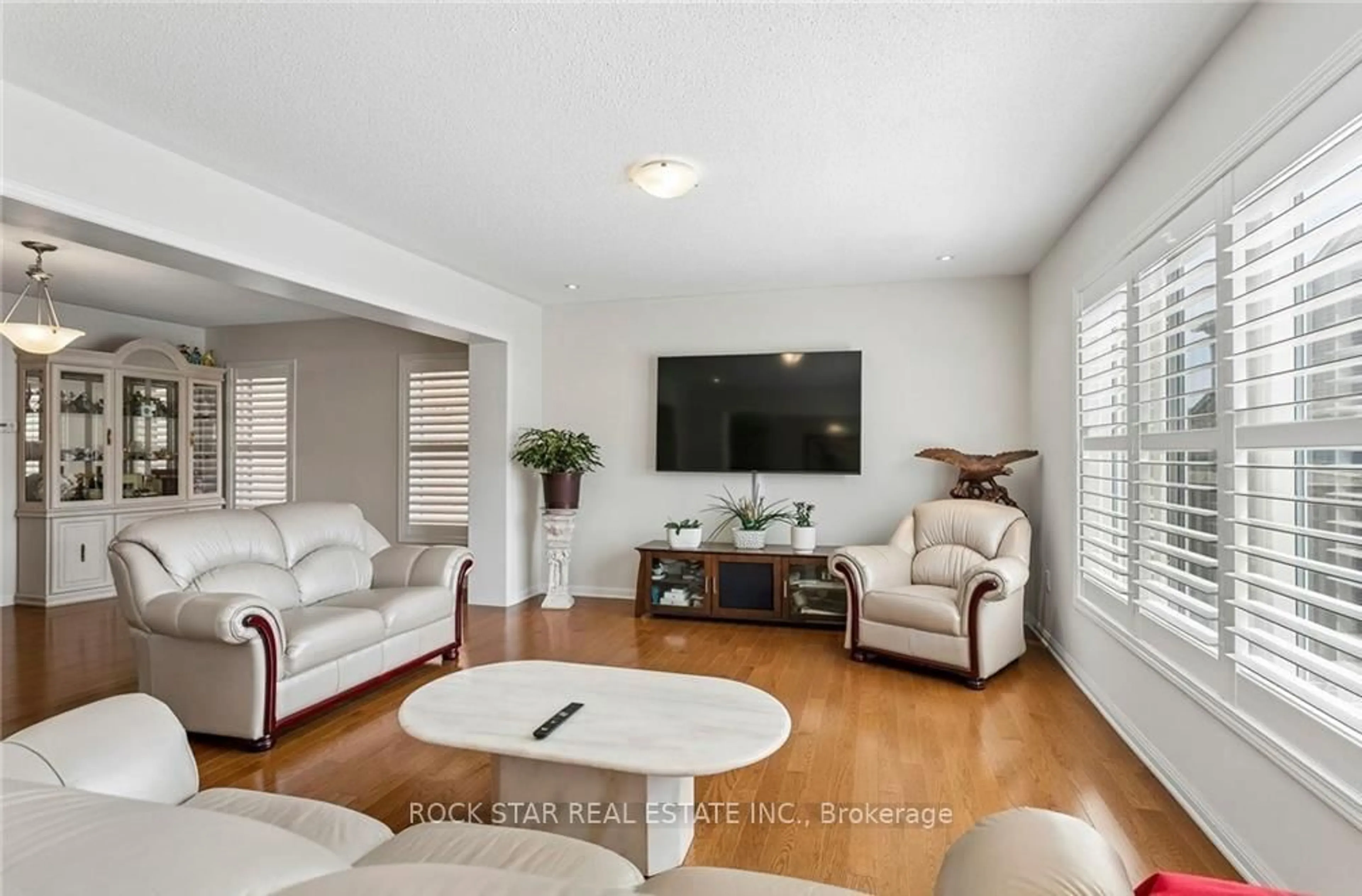 Living room with furniture, unknown for 10 Klemscott Rd, Brampton Ontario L7A 0P5