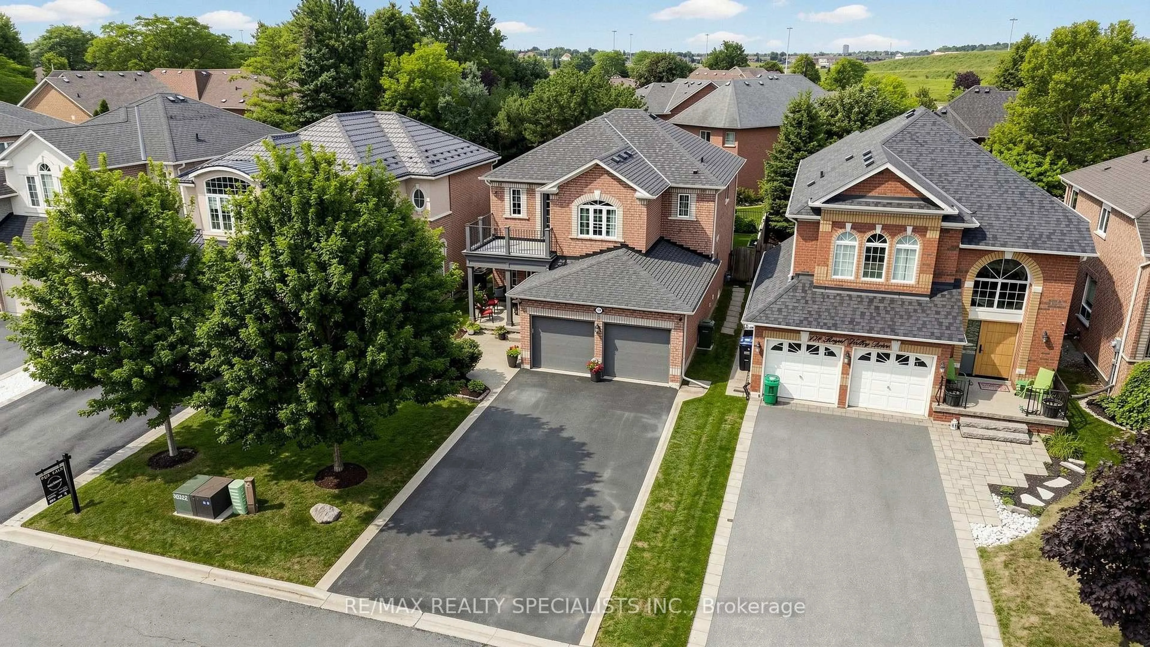 A pic from outside/outdoor area/front of a property/back of a property/a pic from drone, street for 176 Royal Valley Dr, Caledon Ontario L7C 1C9