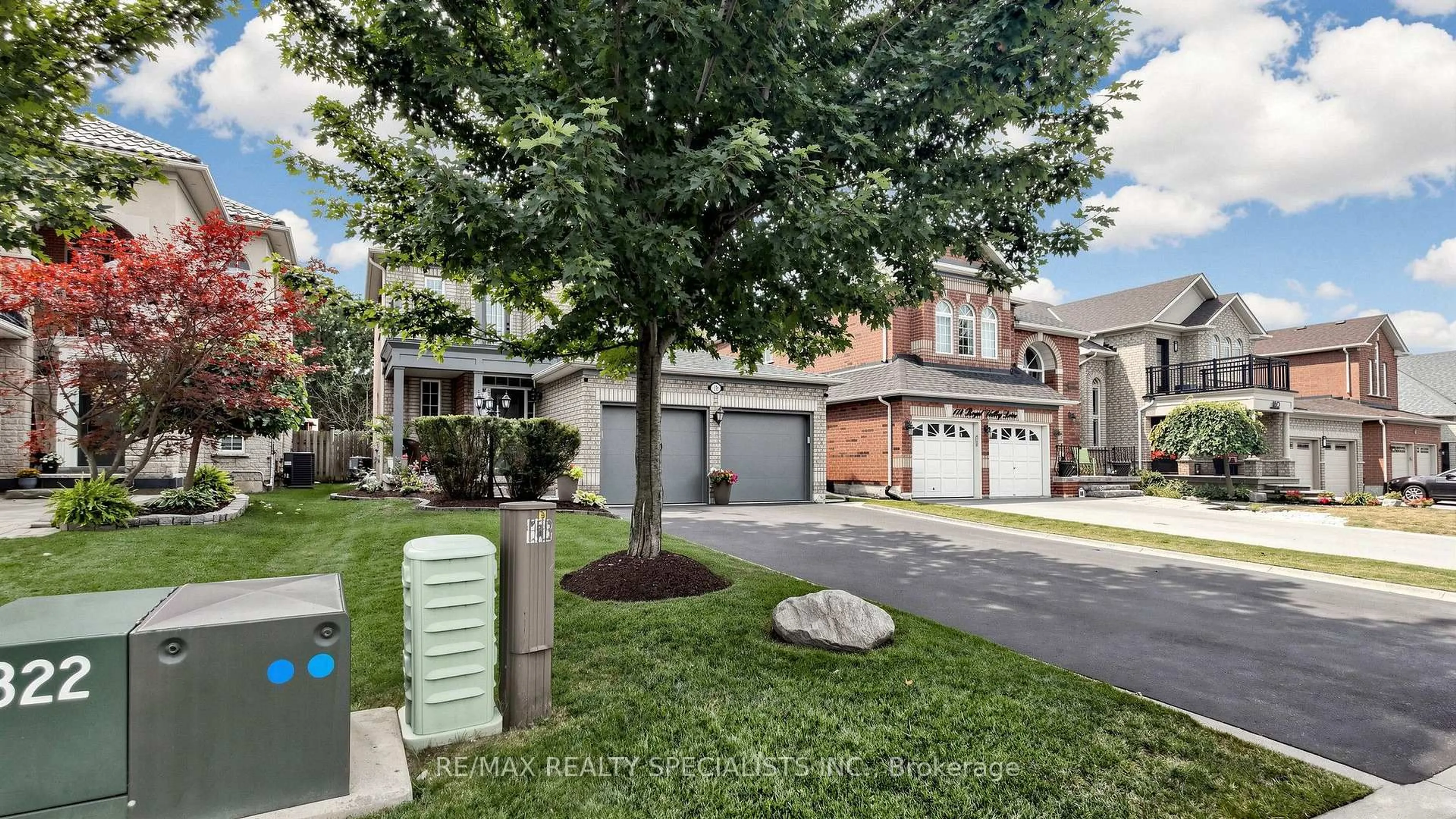 A pic from outside/outdoor area/front of a property/back of a property/a pic from drone, street for 176 Royal Valley Dr, Caledon Ontario L7C 1C9