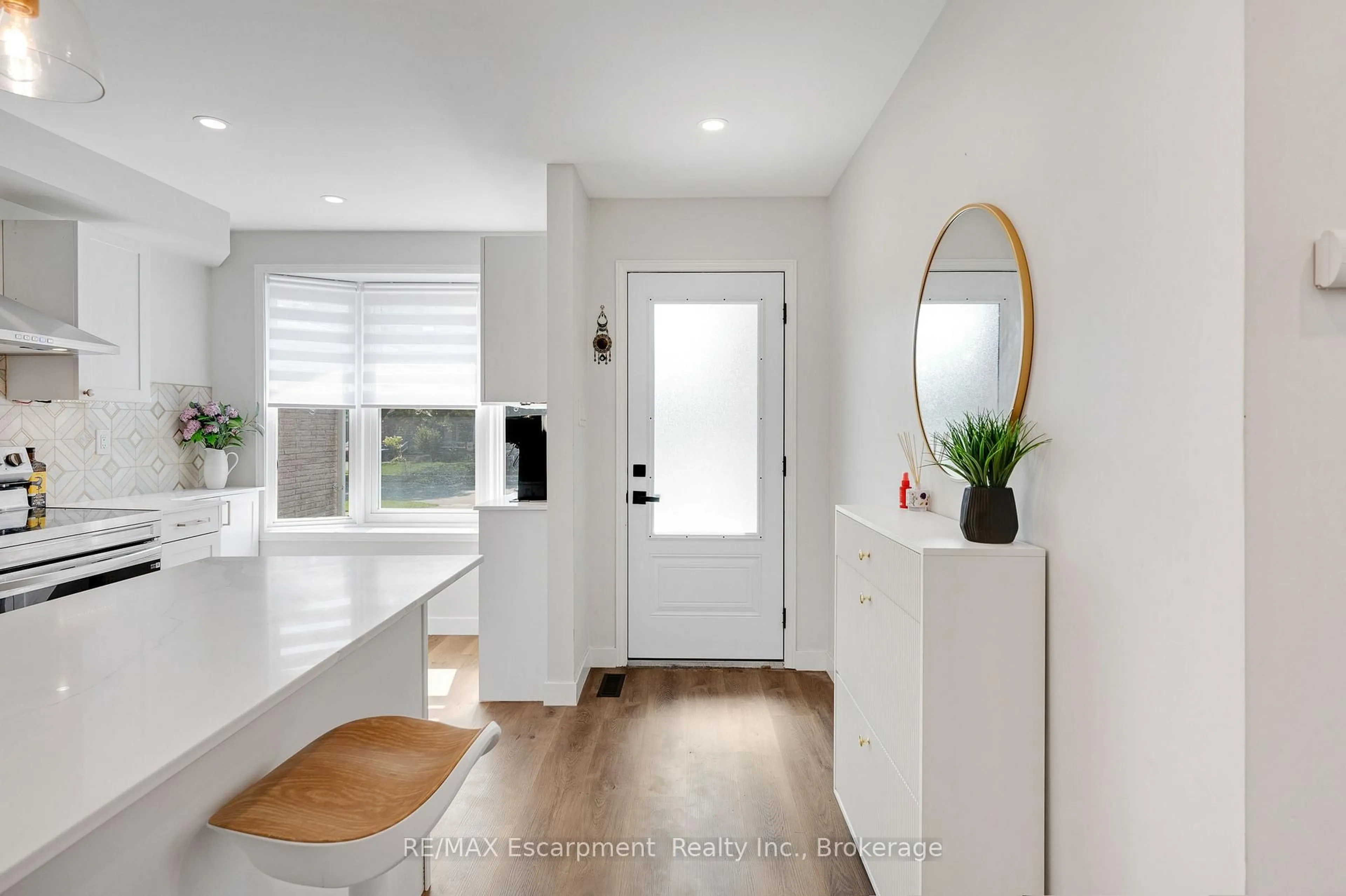 Indoor entryway for 2265 Middlesmoor Cres, Burlington Ontario L7P 3X2