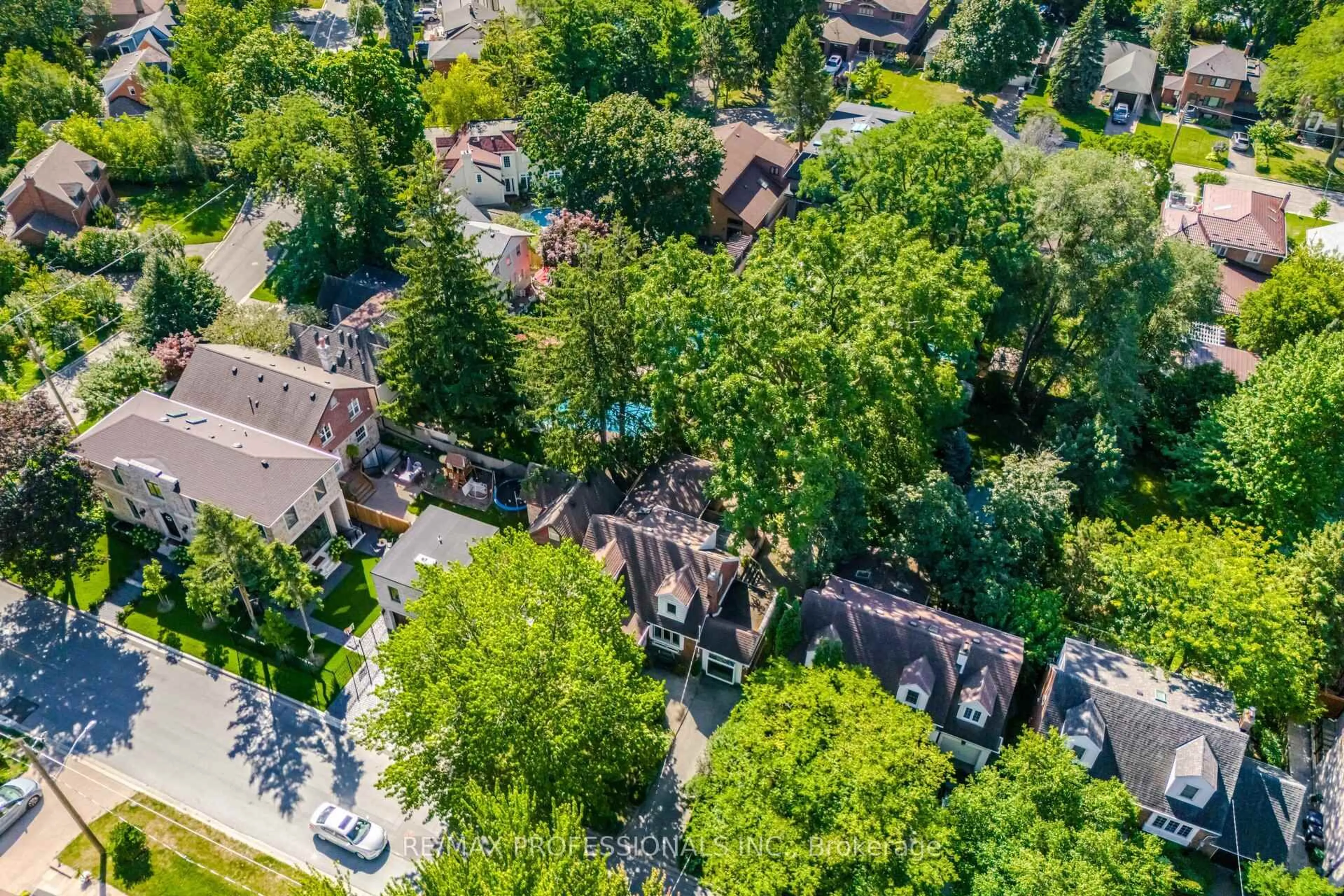 A pic from outside/outdoor area/front of a property/back of a property/a pic from drone, street for 29 Mattice Rd, Toronto Ontario M9A 1E5