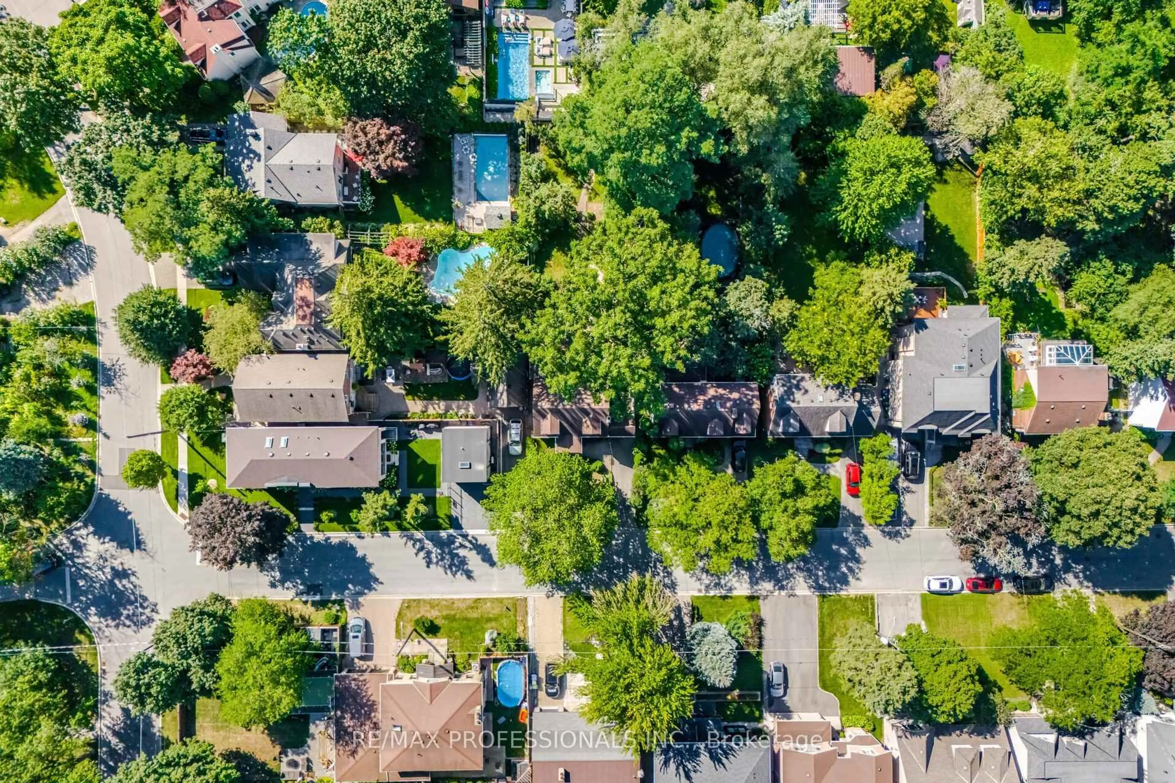 A pic from outside/outdoor area/front of a property/back of a property/a pic from drone, street for 29 Mattice Rd, Toronto Ontario M9A 1E5