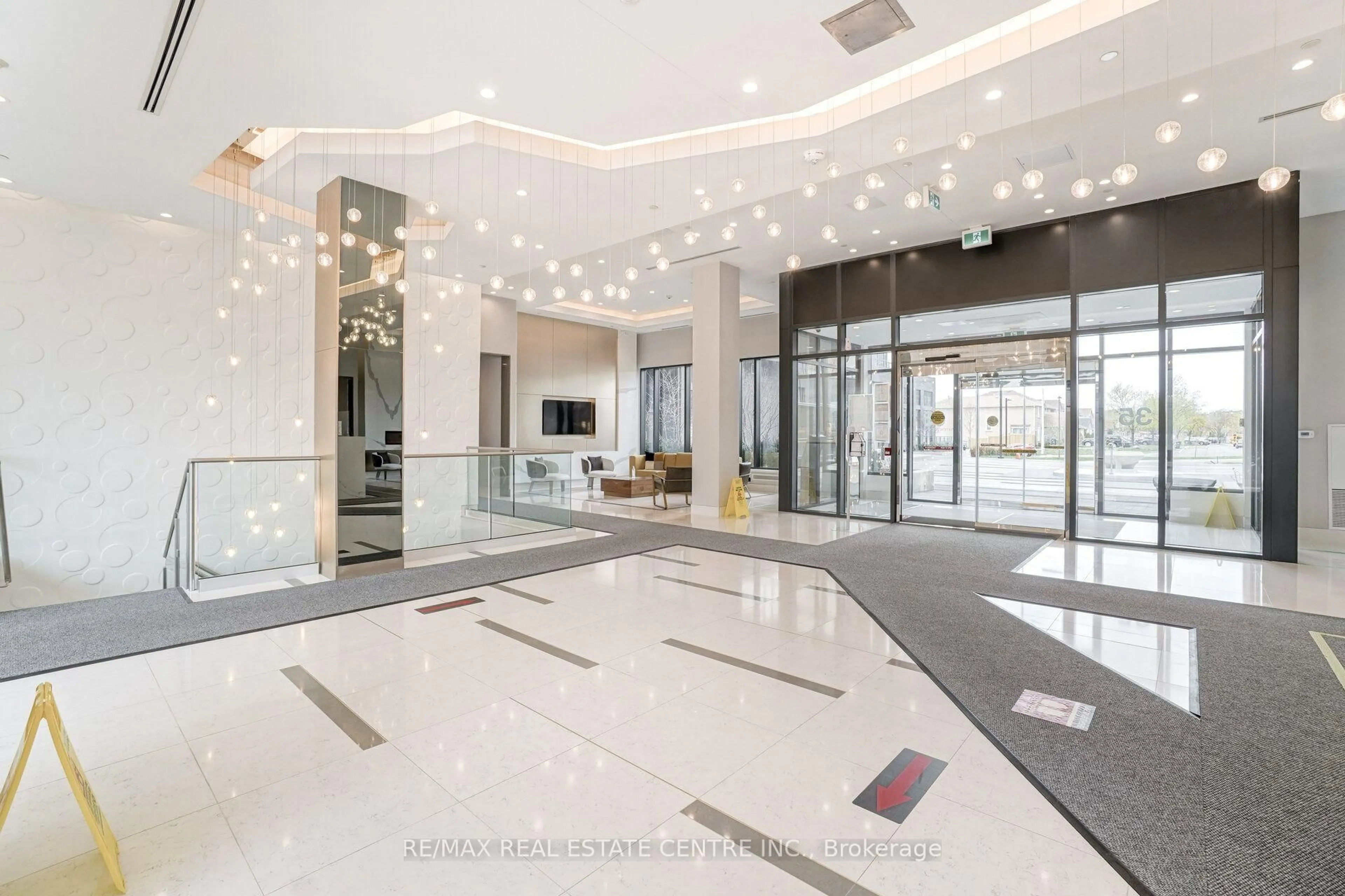 Indoor foyer for 35 Watergarden Dr #2414, Mississauga Ontario L5R 0G8