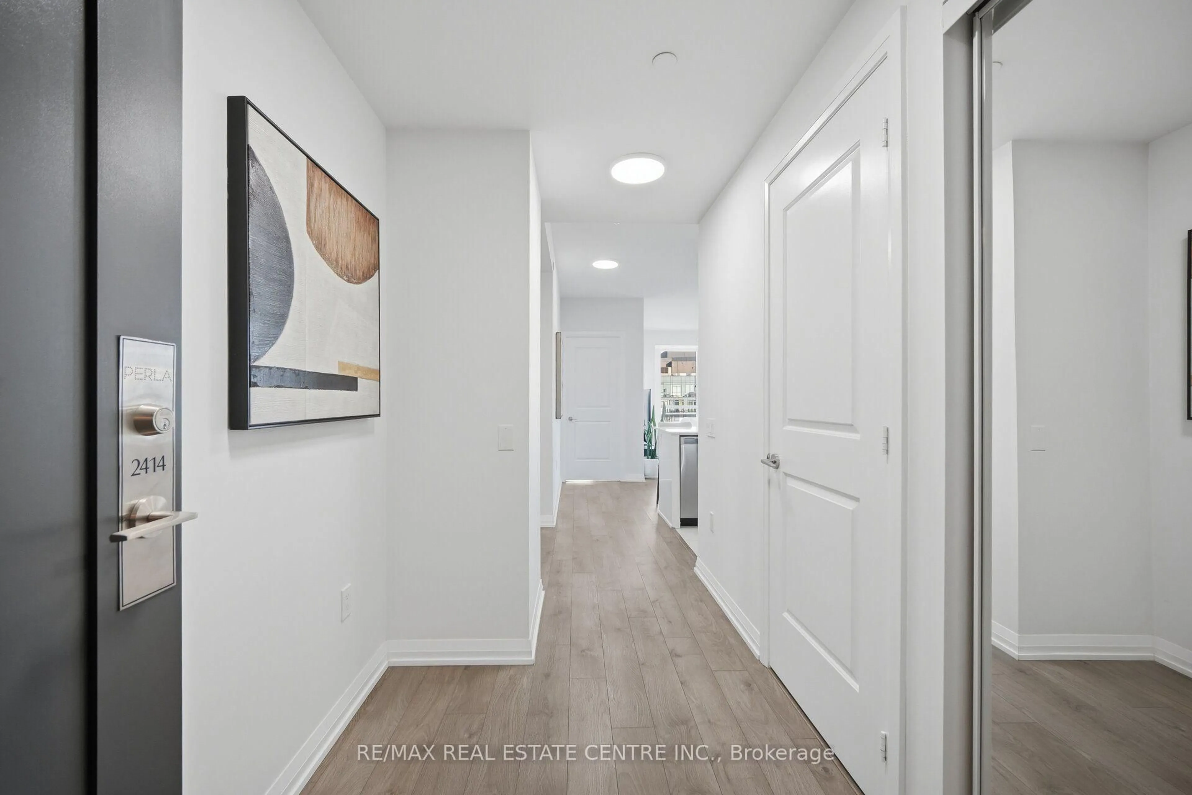 Indoor entryway for 35 Watergarden Dr #2414, Mississauga Ontario L5R 0G8