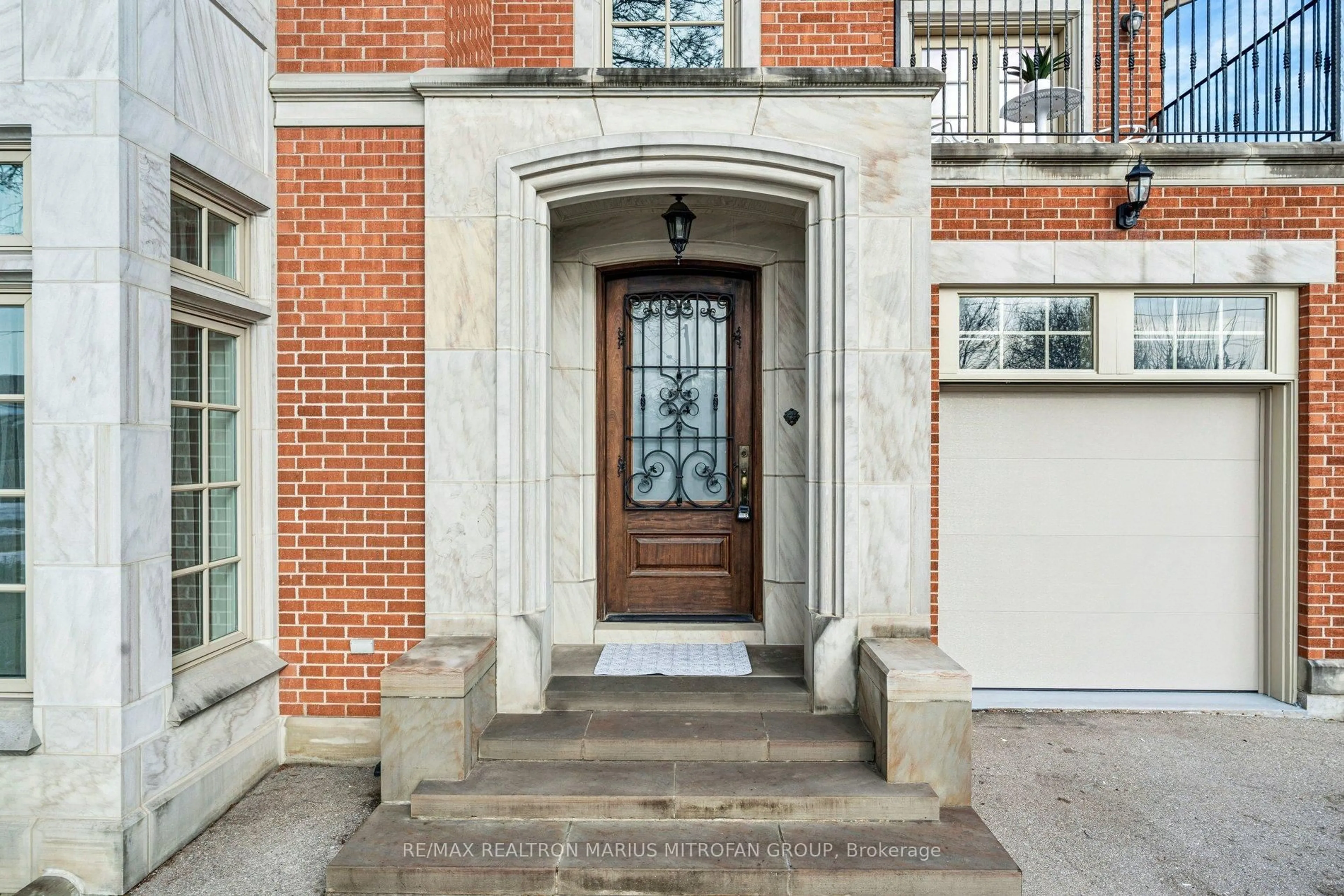 Indoor entryway for 7 Rollins Pl, Toronto Ontario M9B 3Y4