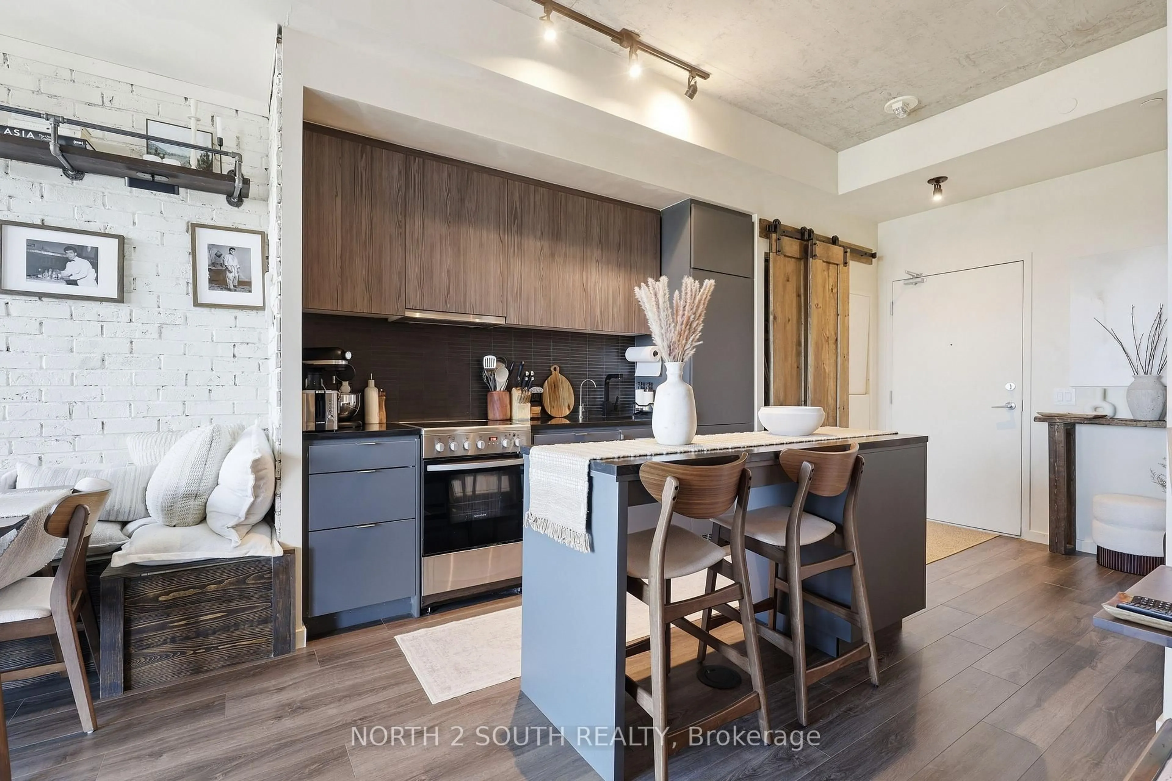 Contemporary kitchen, unknown for 7 Smith Cres #717, Toronto Ontario M8Z 0G3