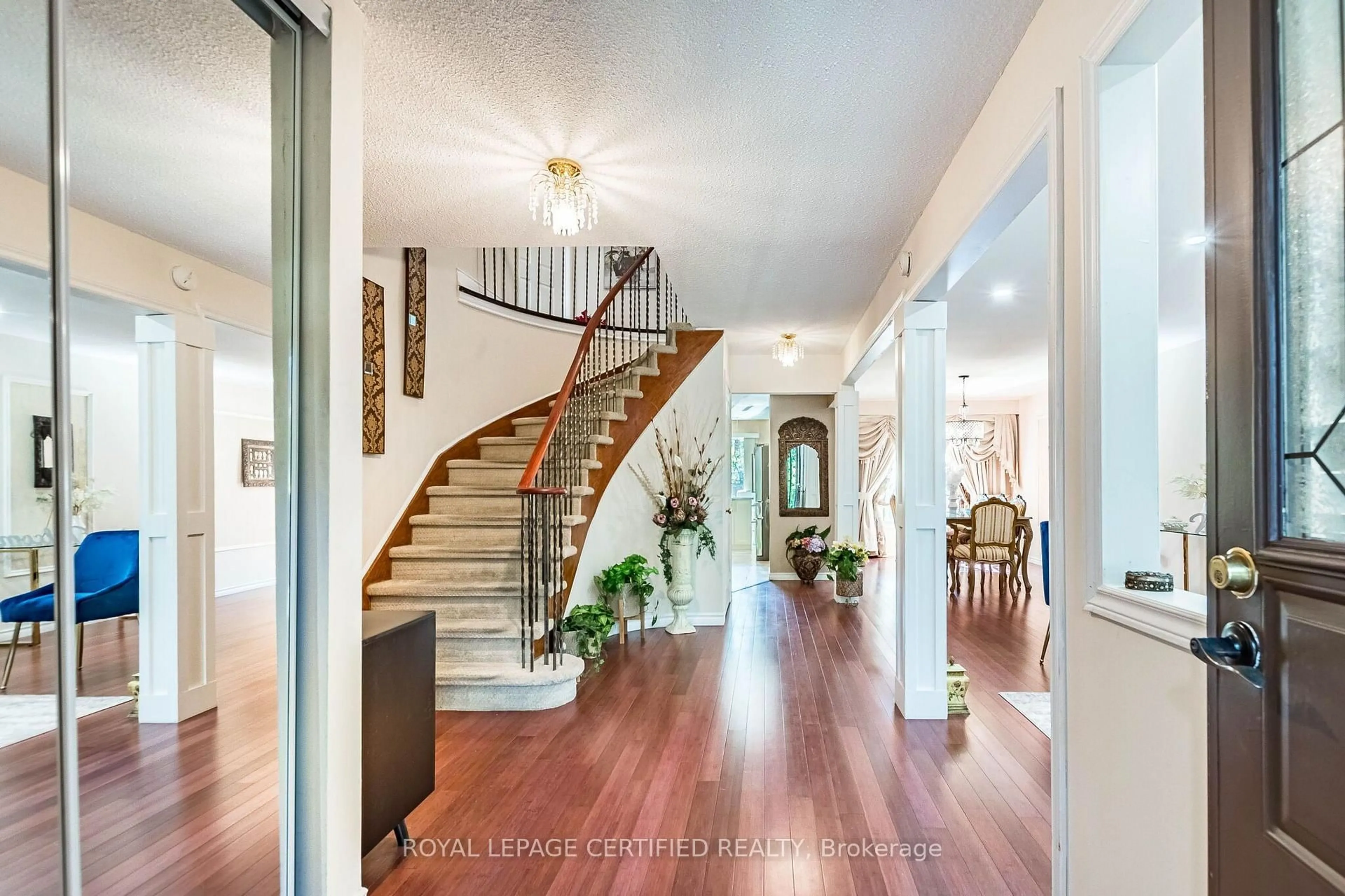 Indoor entryway for 251 ELGIN Dr, Brampton Ontario L6Y 2V2