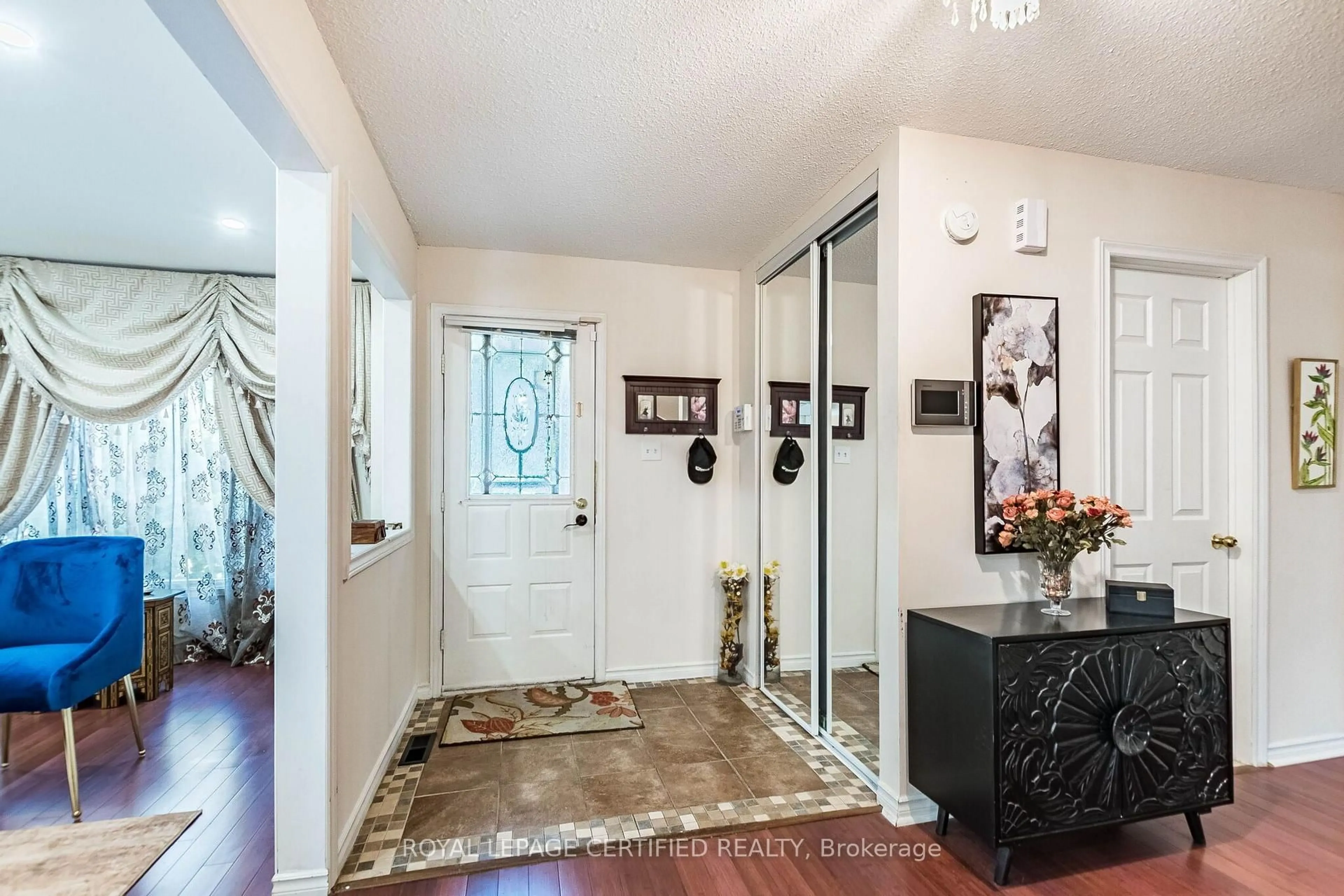 Indoor entryway for 251 ELGIN Dr, Brampton Ontario L6Y 2V2
