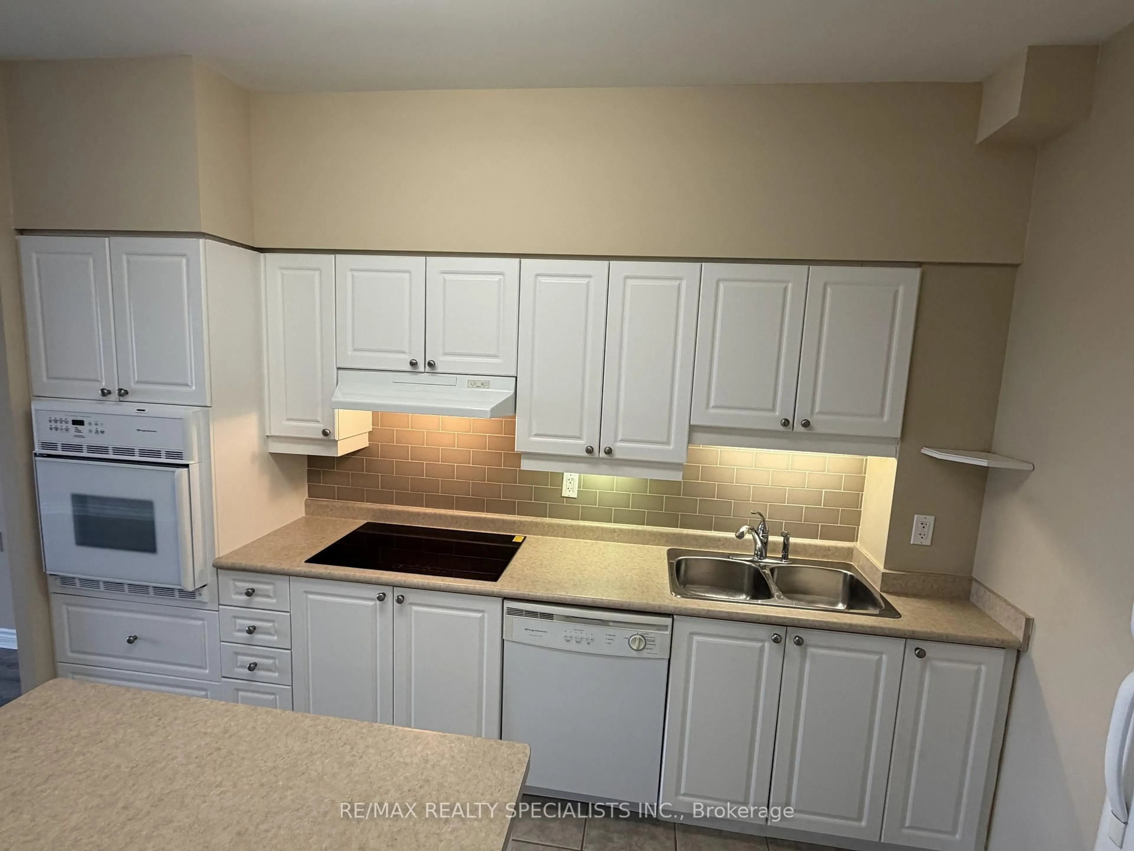 Standard kitchen, unknown for 810 Scollard Crt #1007, Mississauga Ontario L5V 0A4
