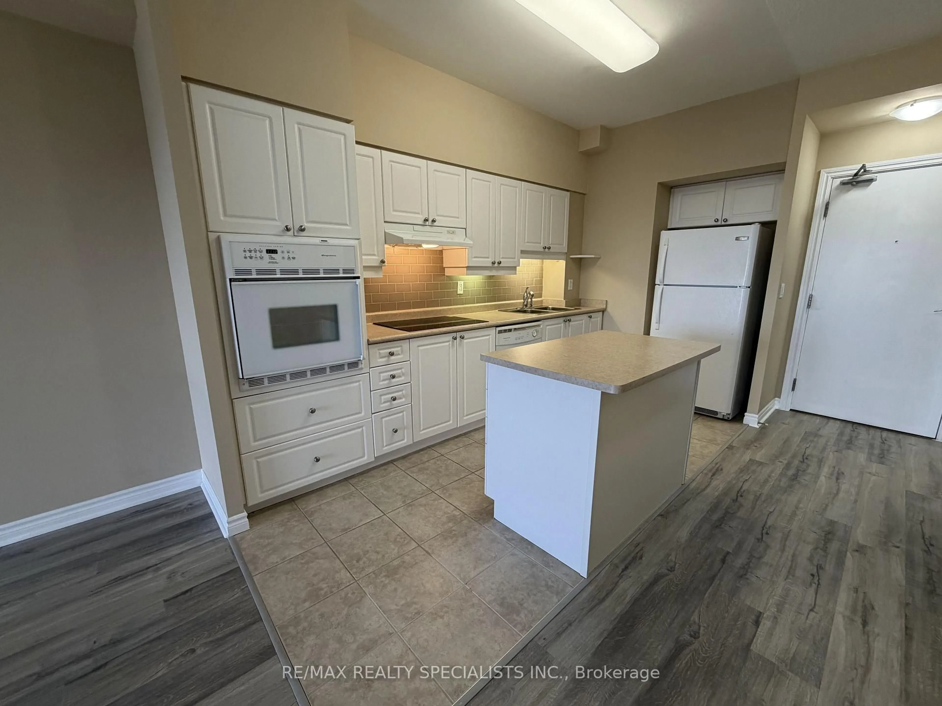 Unknown for 810 Scollard Crt #1007, Mississauga Ontario L5V 0A4