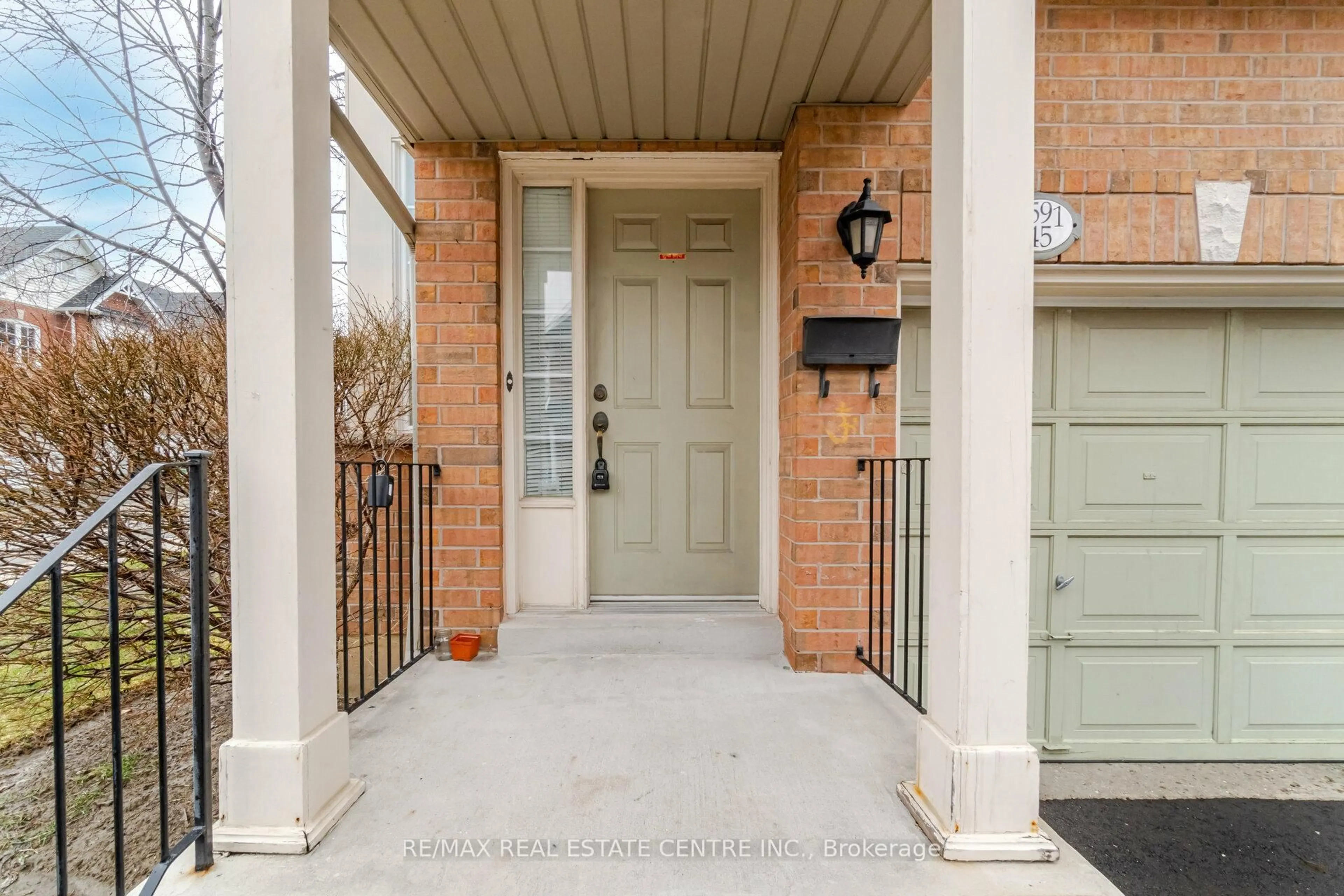 Indoor entryway for 1591 South Parade Crt #45, Mississauga Ontario L5M 6G1