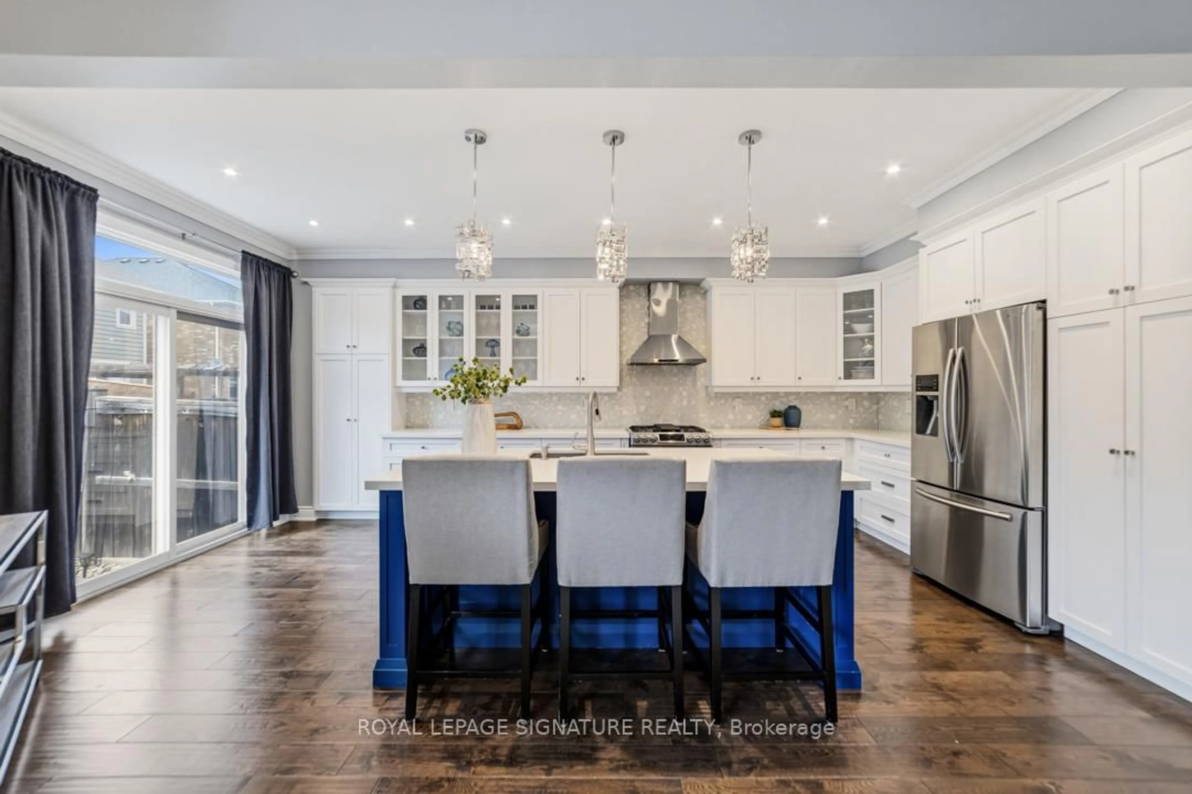 Open concept kitchen, unknown for 27 Aird Crt, Milton Ontario L9T 3Y1