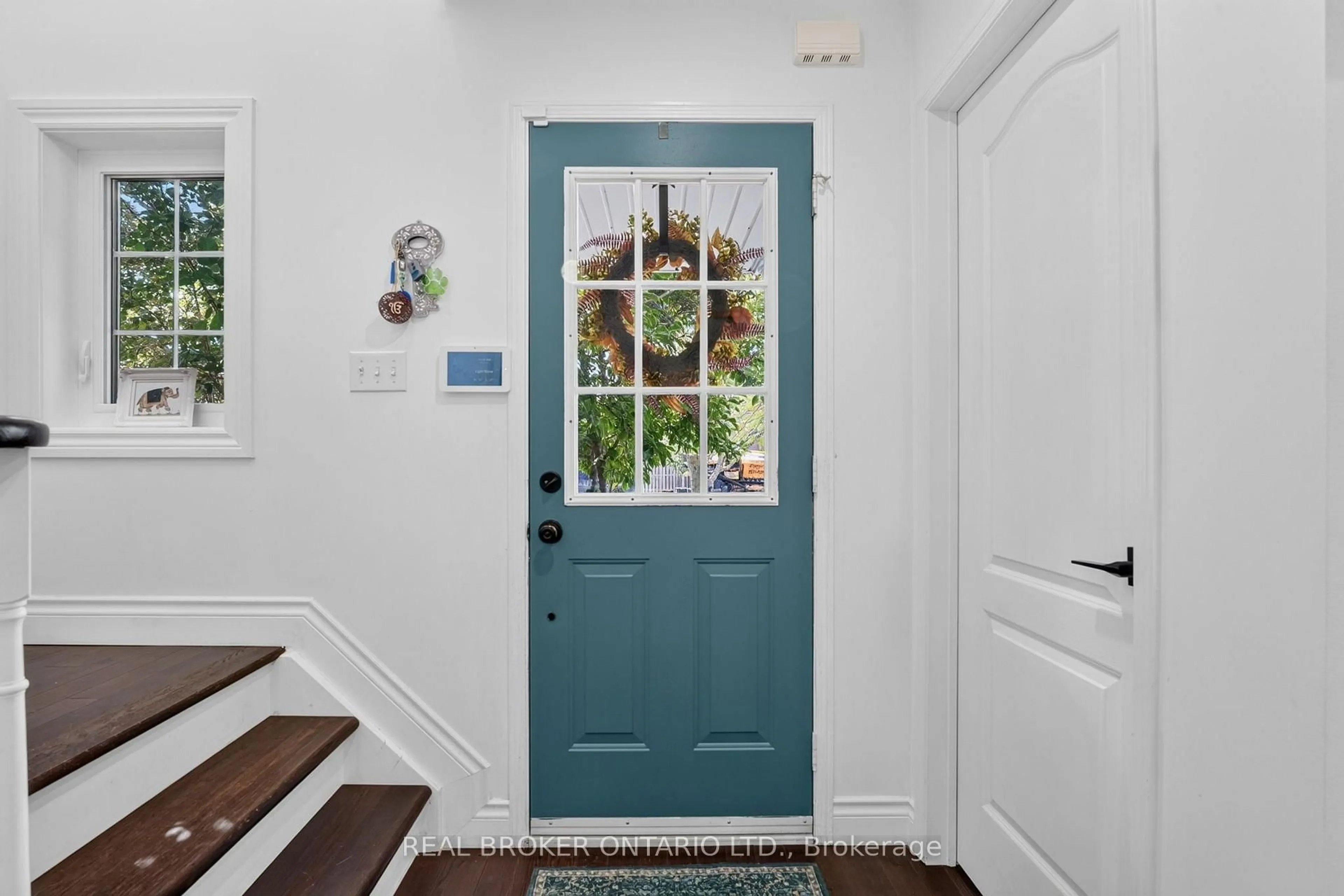 Indoor entryway for 35 Belmont Blvd, Halton Hills Ontario L7G 6B9