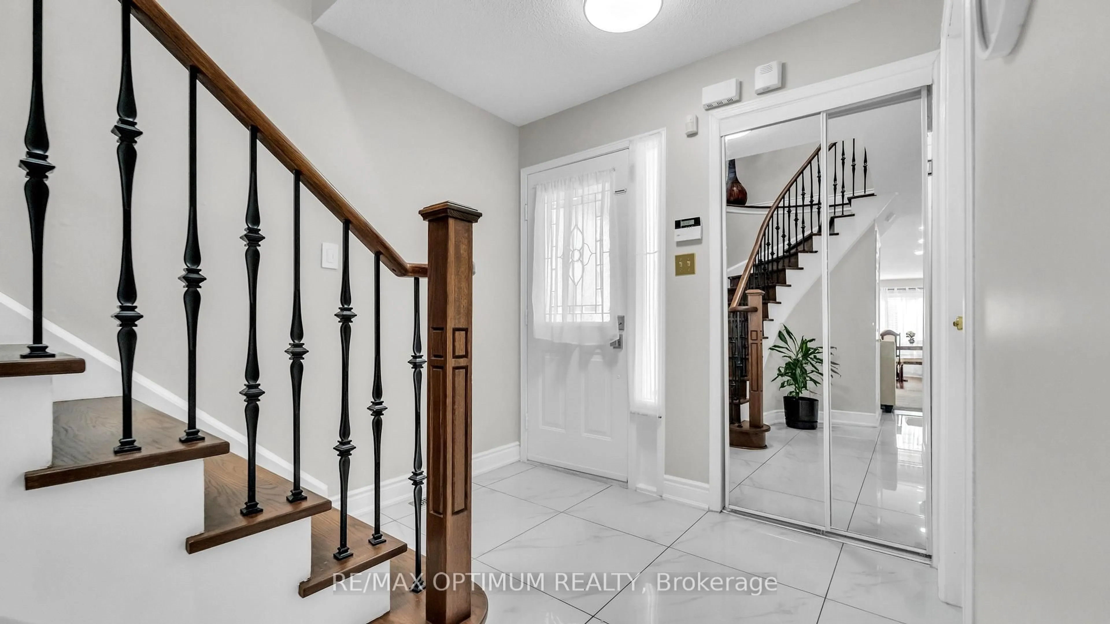 Indoor entryway for 79 Gatesgill St, Brampton Ontario L6X 3T1