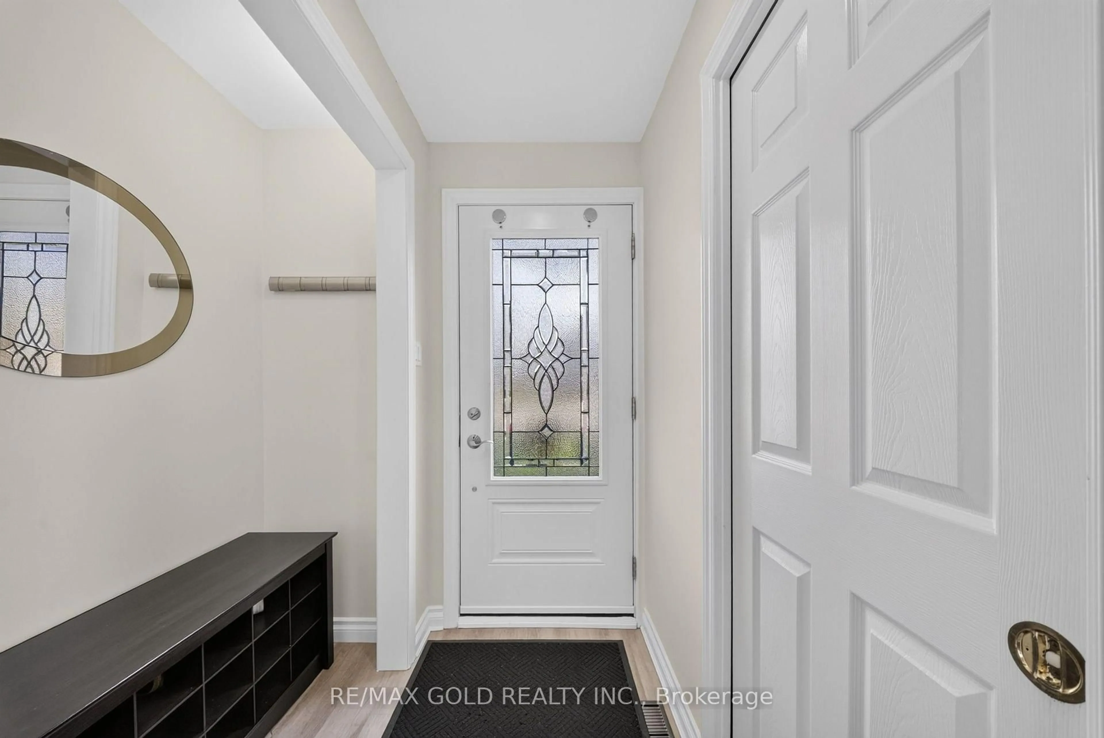 Indoor entryway for 92 Cathcart Cres, Brampton Ontario L6T 2A5