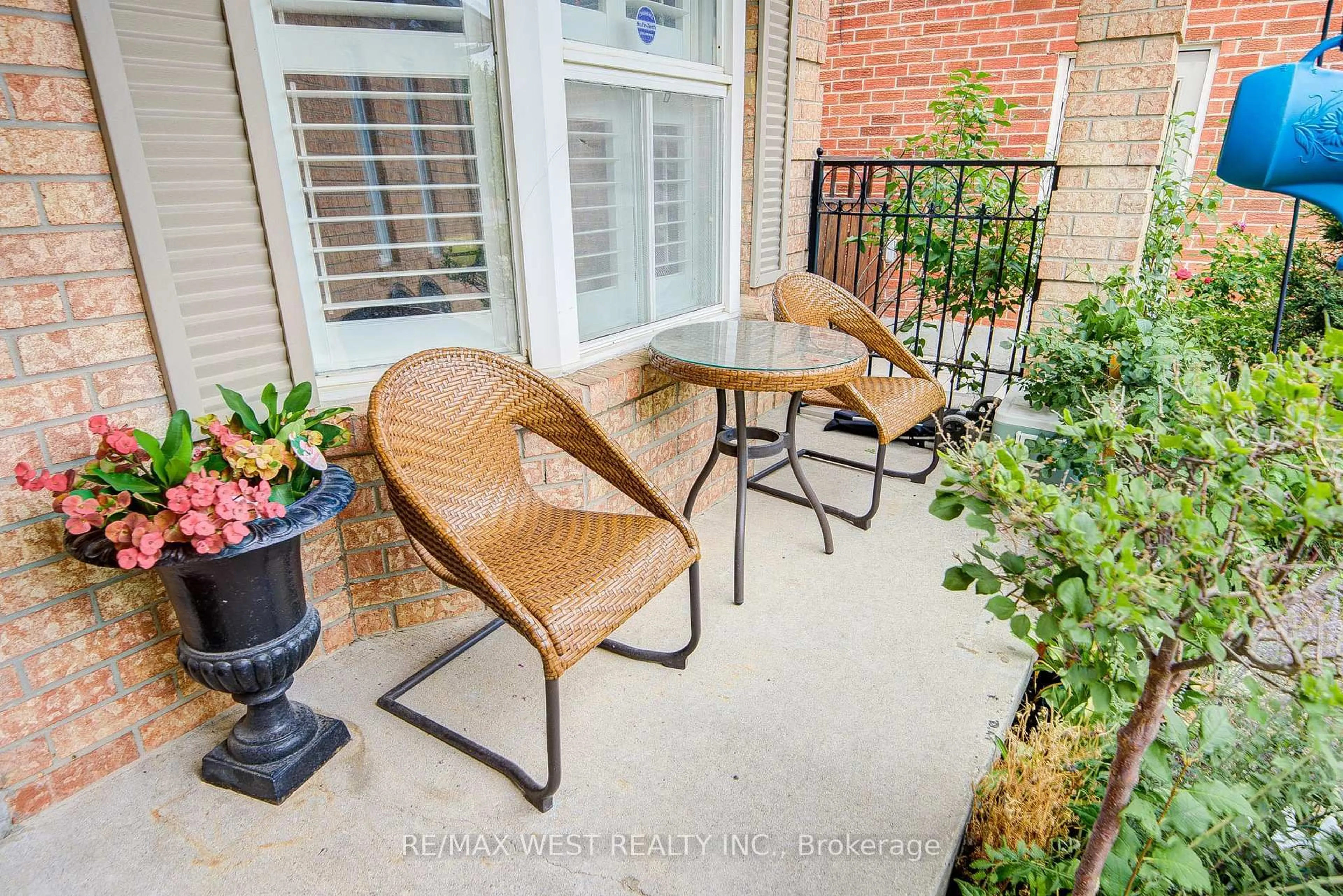 Patio, street for 8 Ballycastle Cres, Brampton Ontario L6Z 2V5