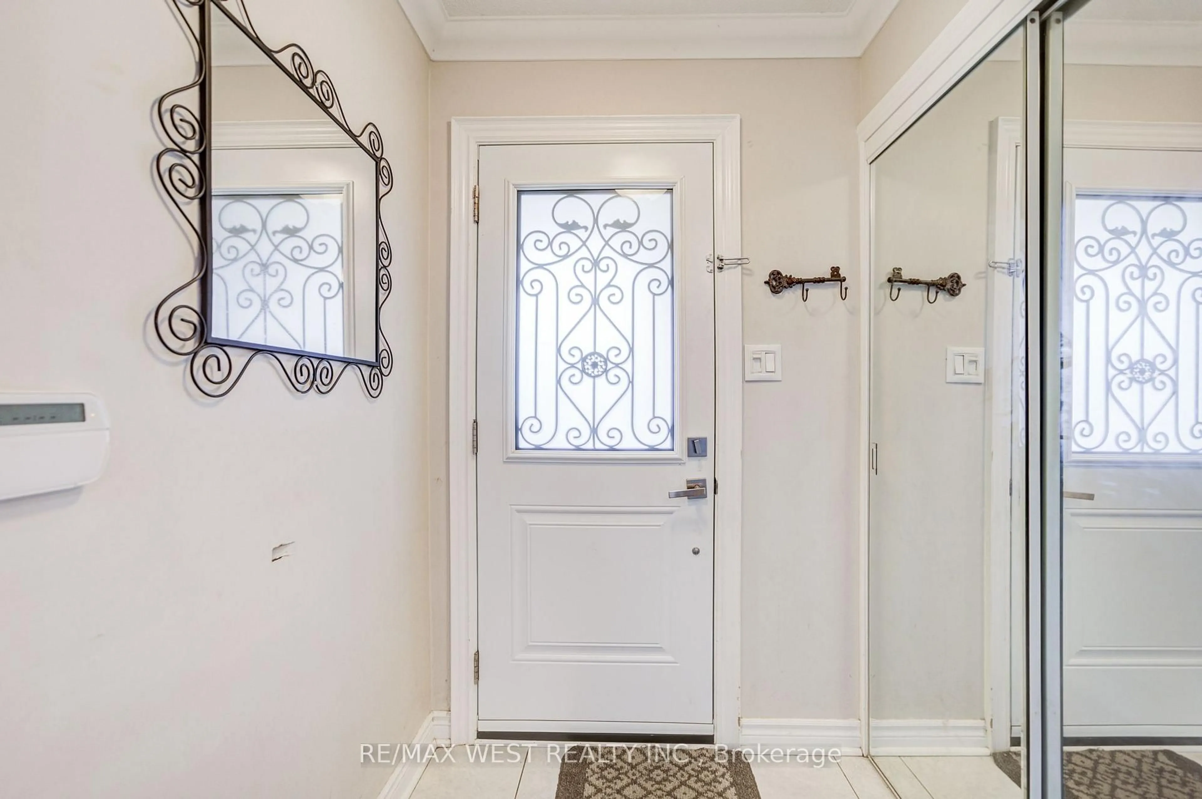 Indoor entryway for 8 Ballycastle Cres, Brampton Ontario L6Z 2V5