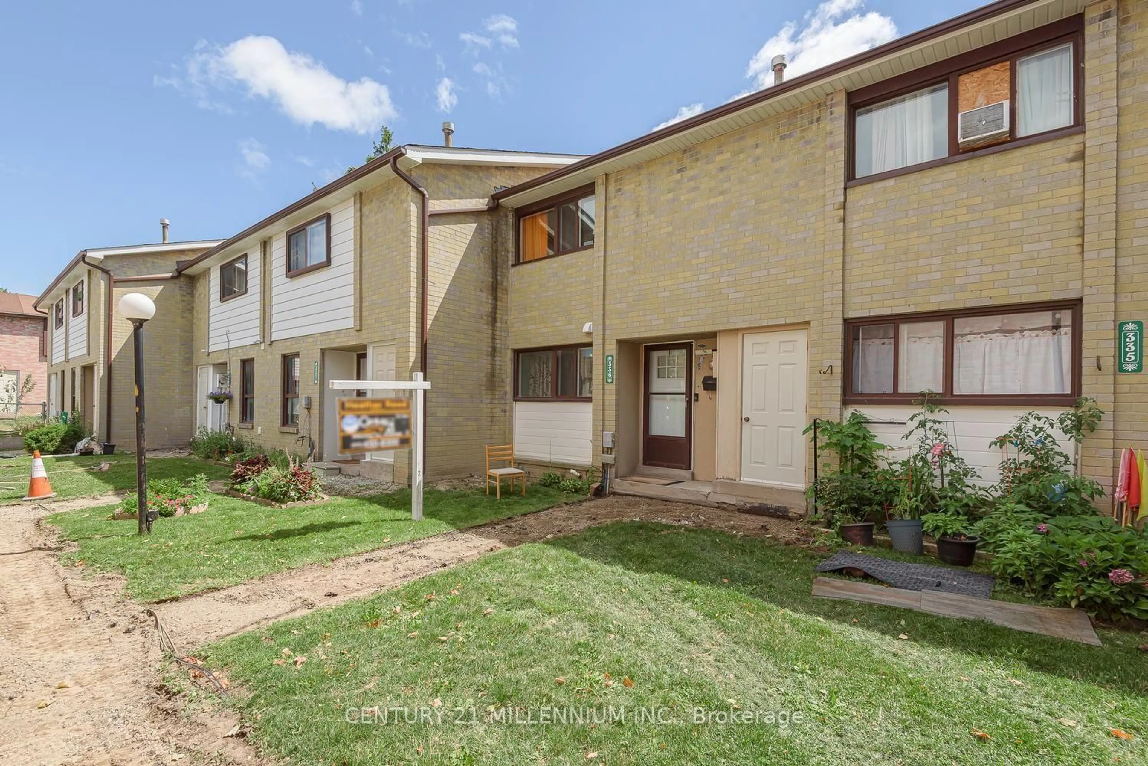 A pic from outside/outdoor area/front of a property/back of a property/a pic from drone, street for 336 Fleetwood Cres, Brampton Ontario L6T 2E7