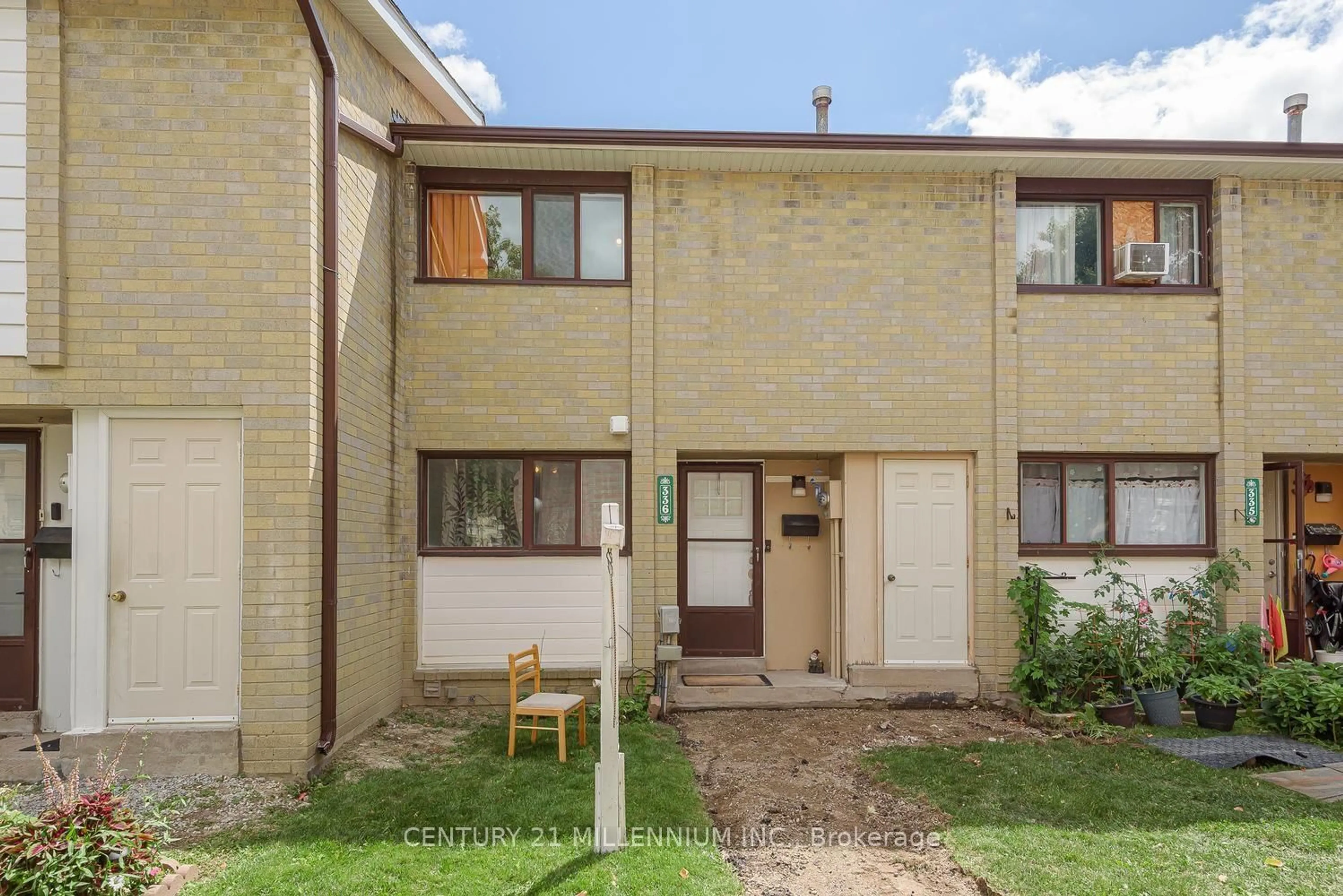 A pic from outside/outdoor area/front of a property/back of a property/a pic from drone, street for 336 Fleetwood Cres, Brampton Ontario L6T 2E7
