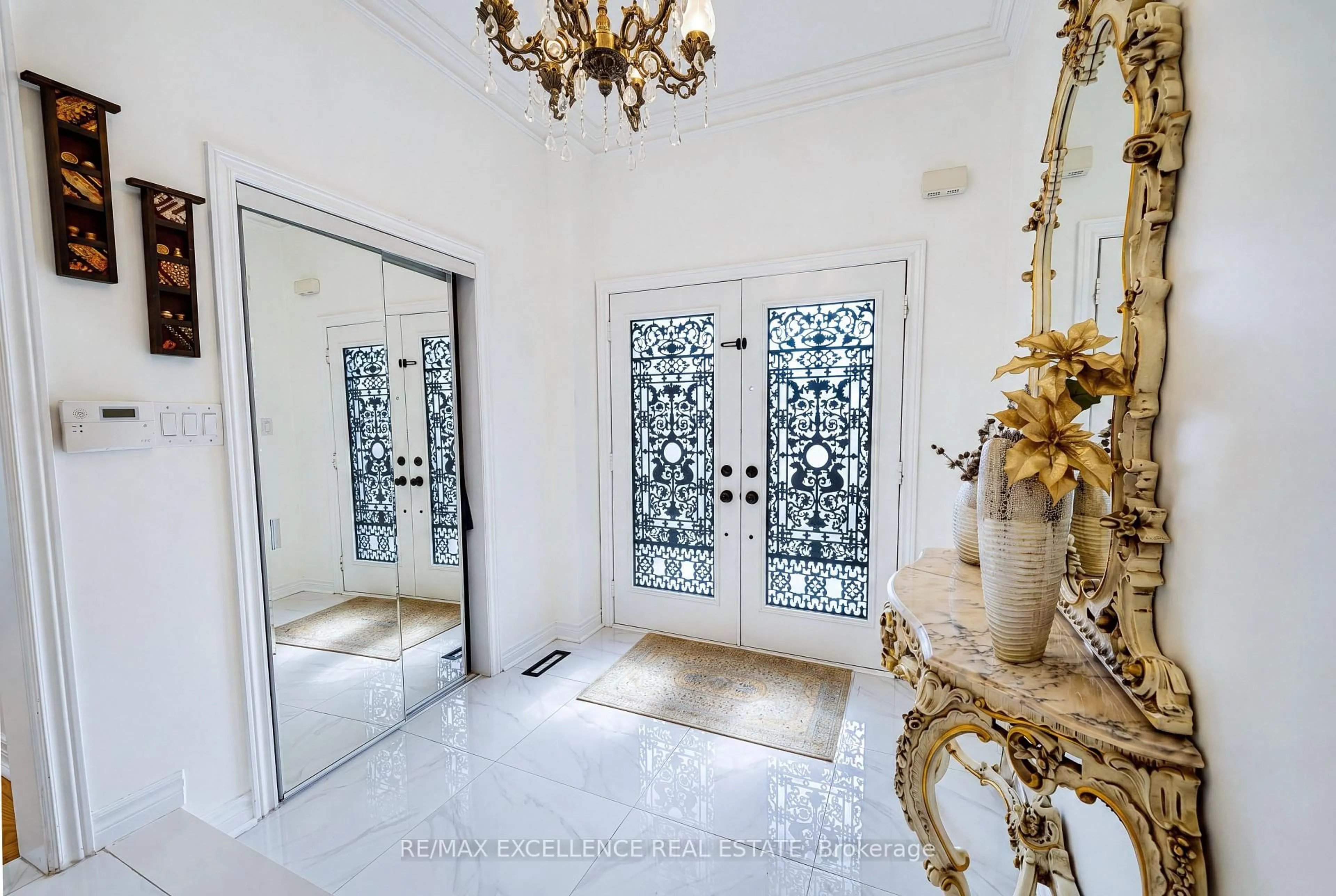 Indoor foyer for 88 Oblate Cres, Brampton Ontario L6Y 0L4