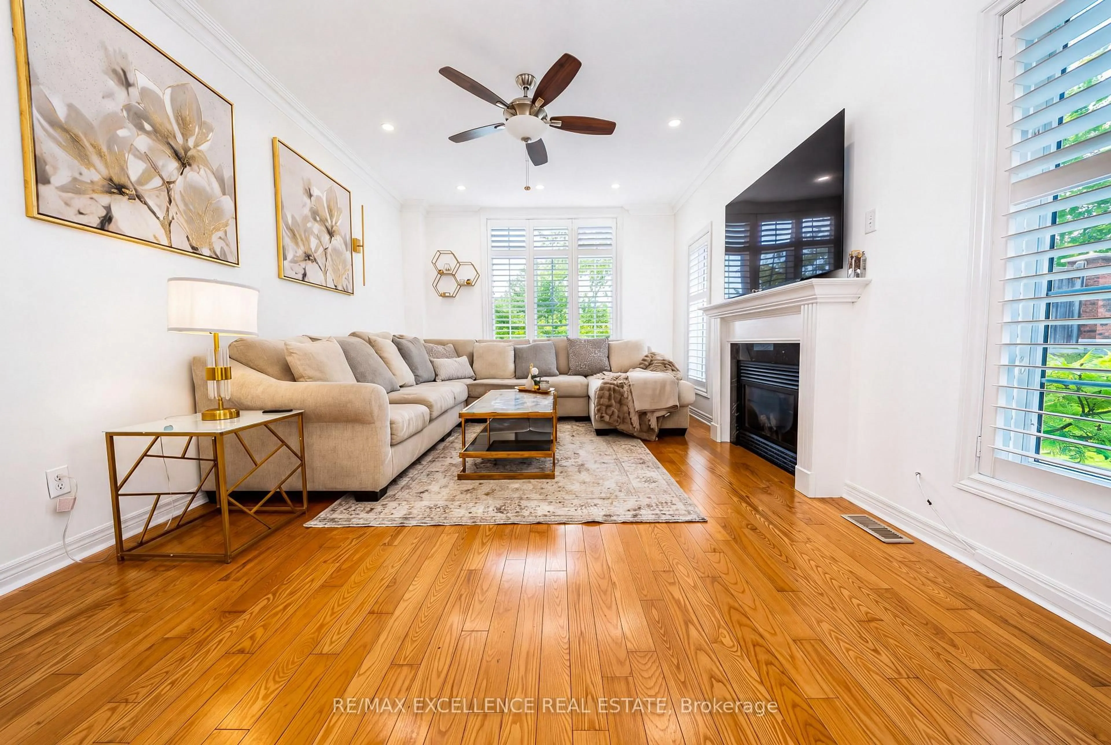 Living room with furniture, wood/laminate floor for 88 Oblate Cres, Brampton Ontario L6Y 0L4