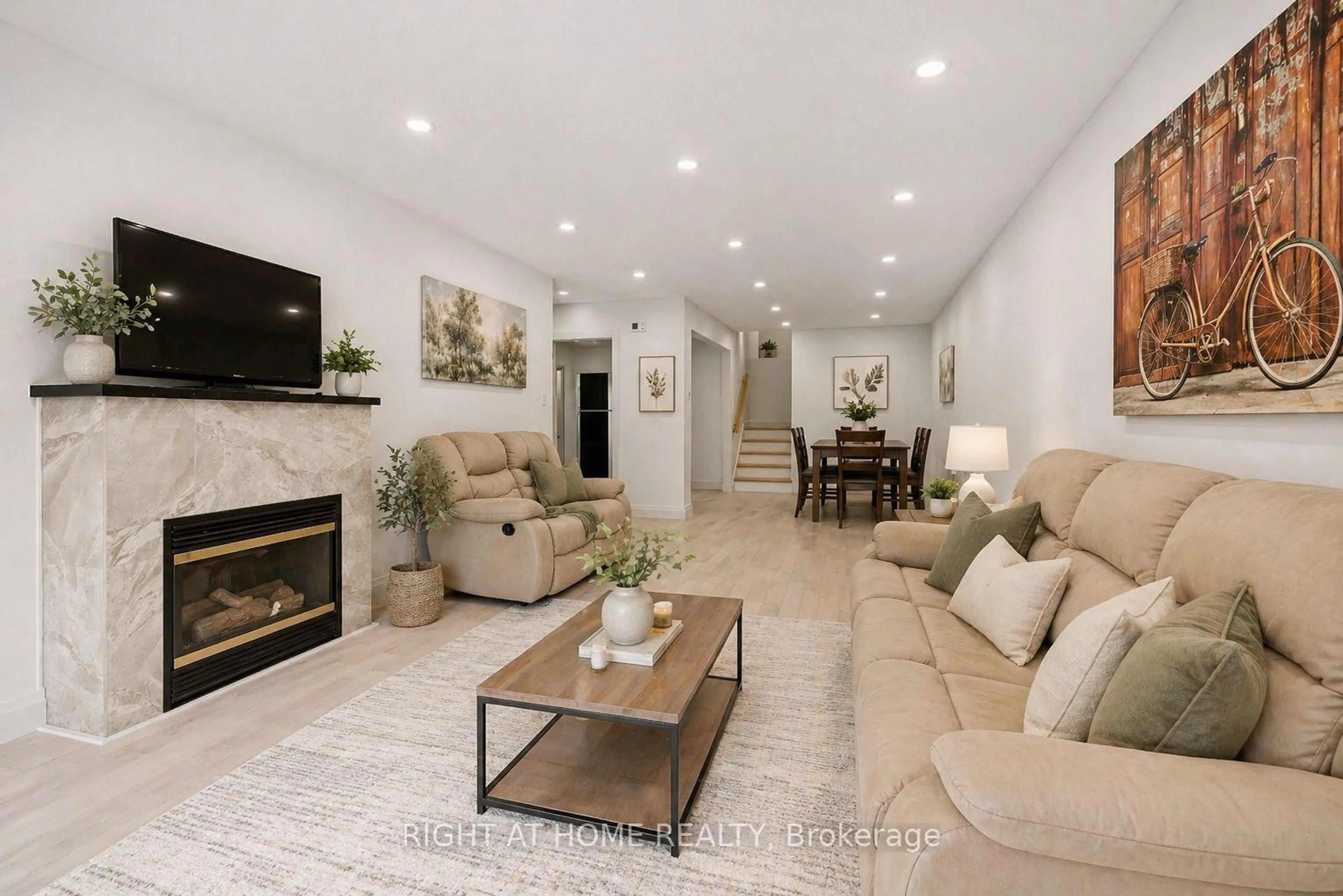 Living room with furniture, ceramic/tile floor for 1147 Saturnia Cres, Mississauga Ontario L4Y 2M2