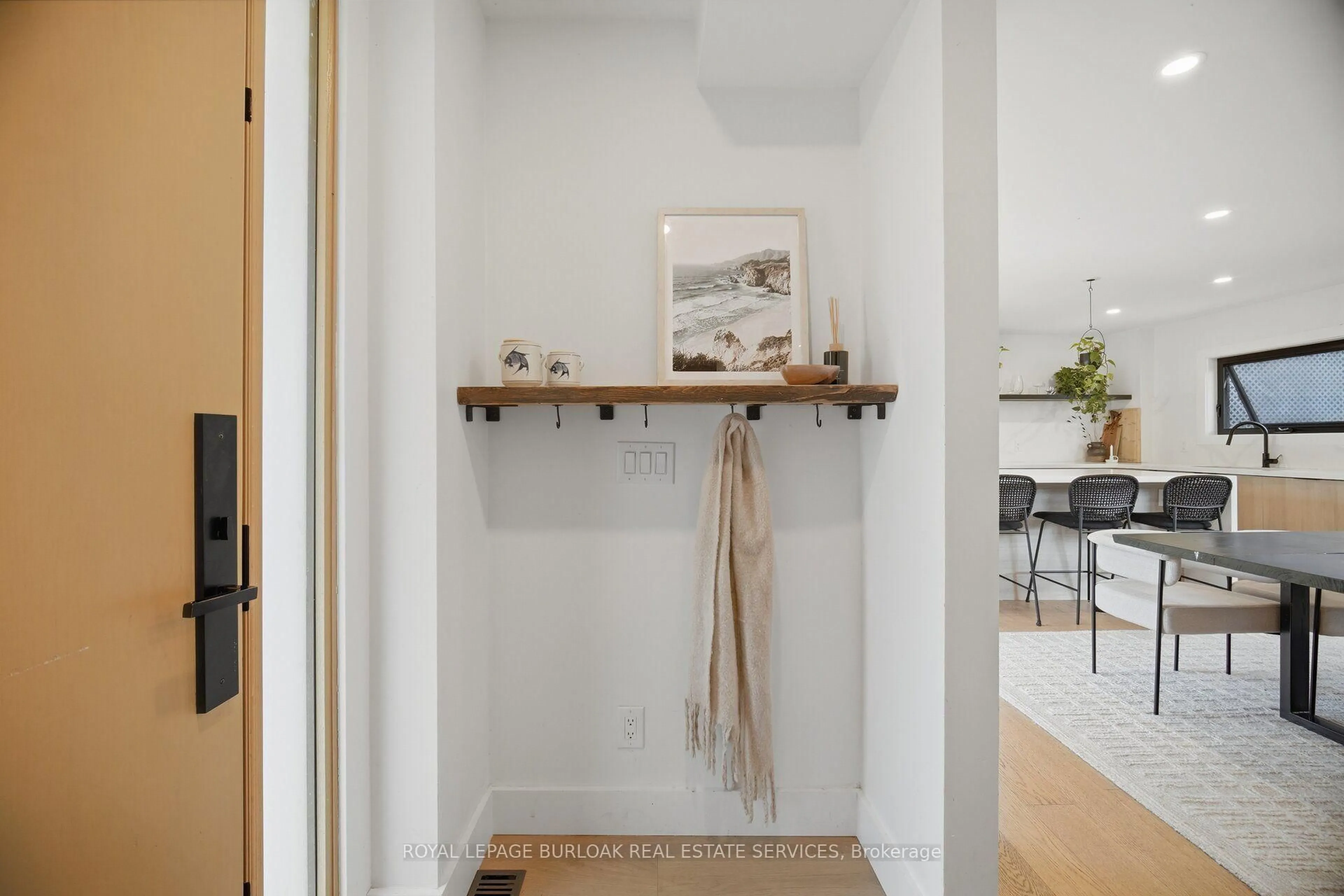 Indoor entryway for 5216 Alton Rd, Burlington Ontario L7L 3H5