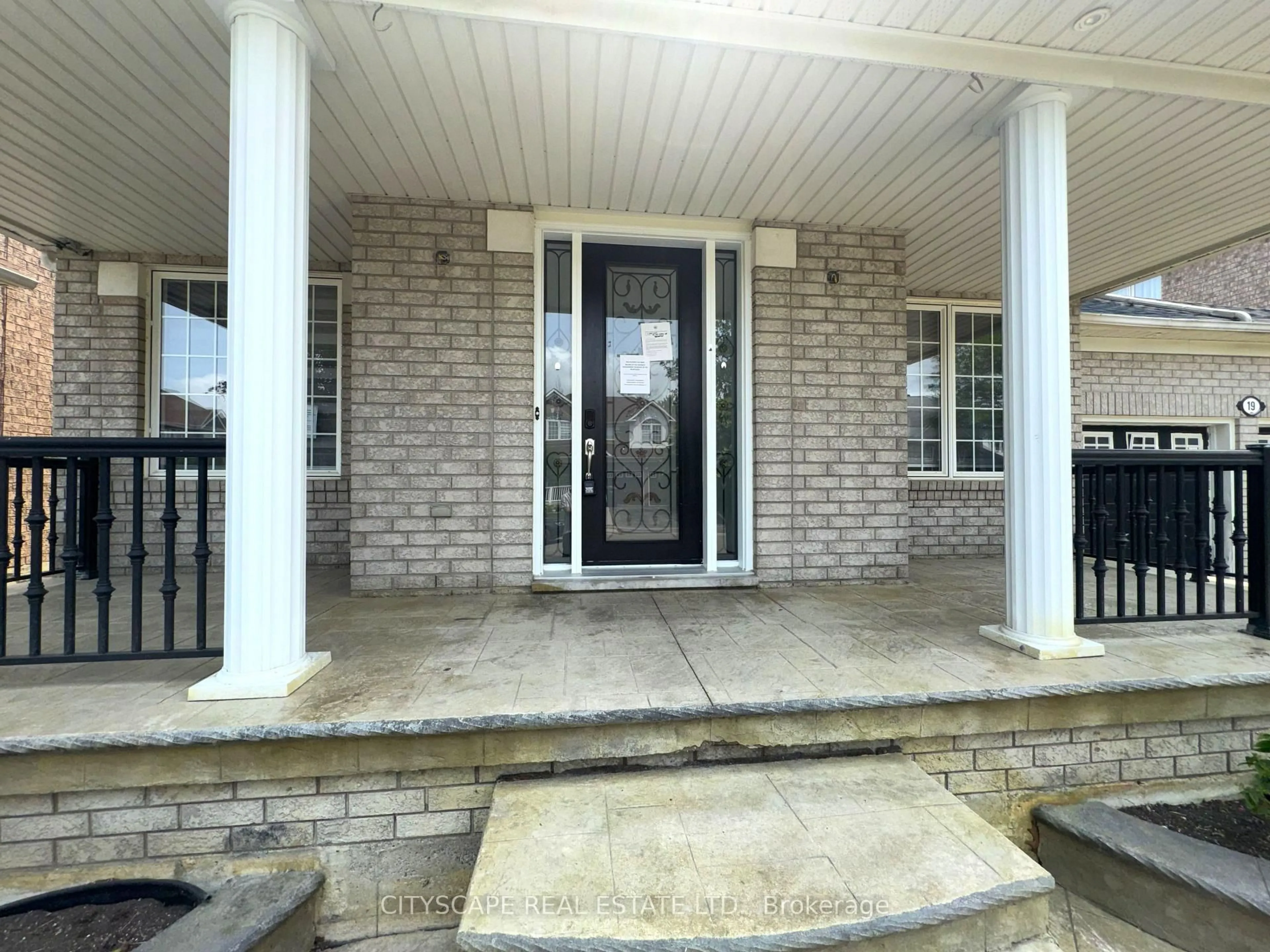 Indoor entryway for 19 Selhurst Dr, Brampton Ontario L6P 1A2