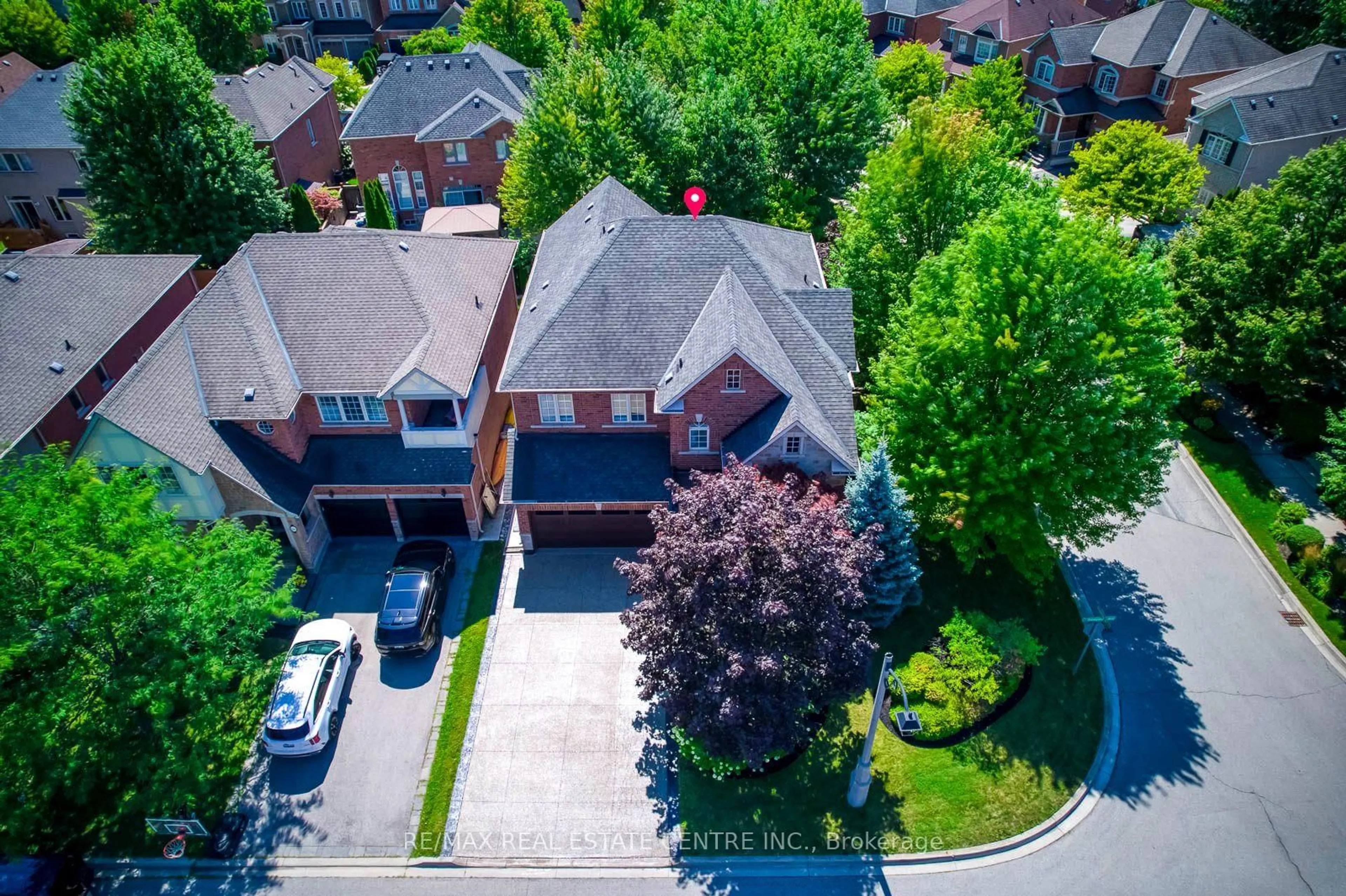 A pic from outside/outdoor area/front of a property/back of a property/a pic from drone, street for 290 Duskywing Way, Oakville Ontario L6L 6X6