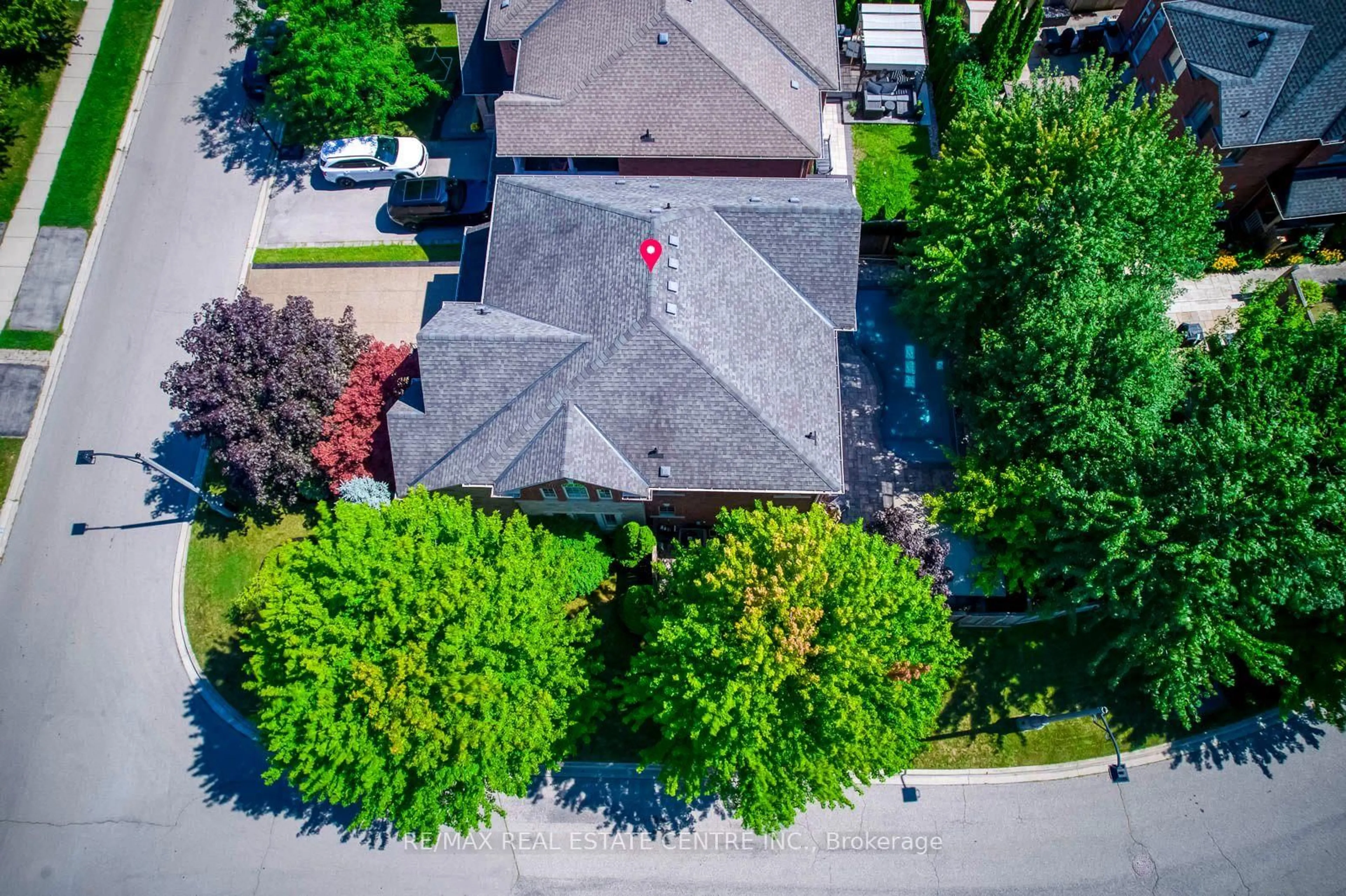 A pic from outside/outdoor area/front of a property/back of a property/a pic from drone, street for 290 Duskywing Way, Oakville Ontario L6L 6X6