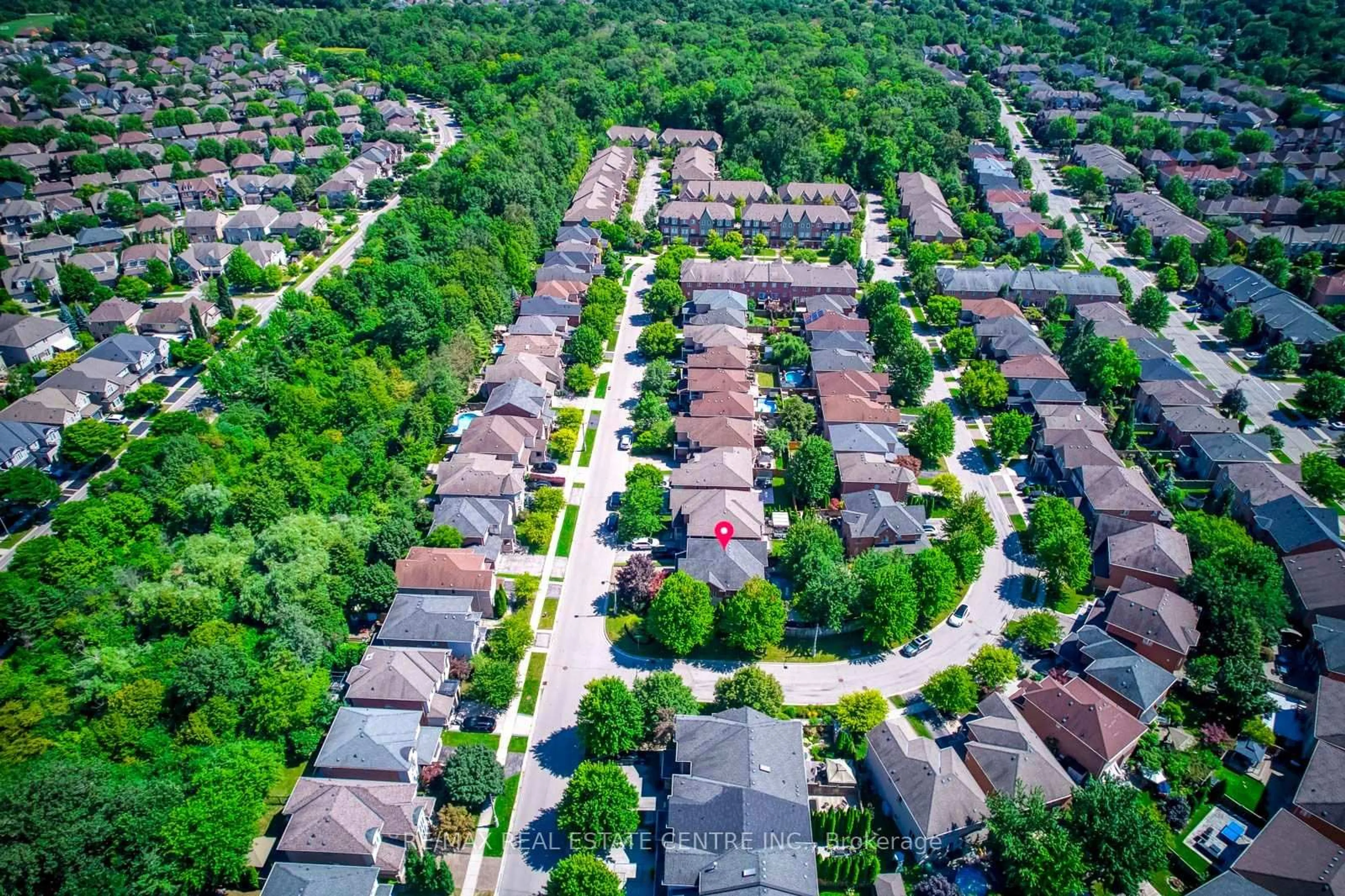 A pic from outside/outdoor area/front of a property/back of a property/a pic from drone, street for 290 Duskywing Way, Oakville Ontario L6L 6X6