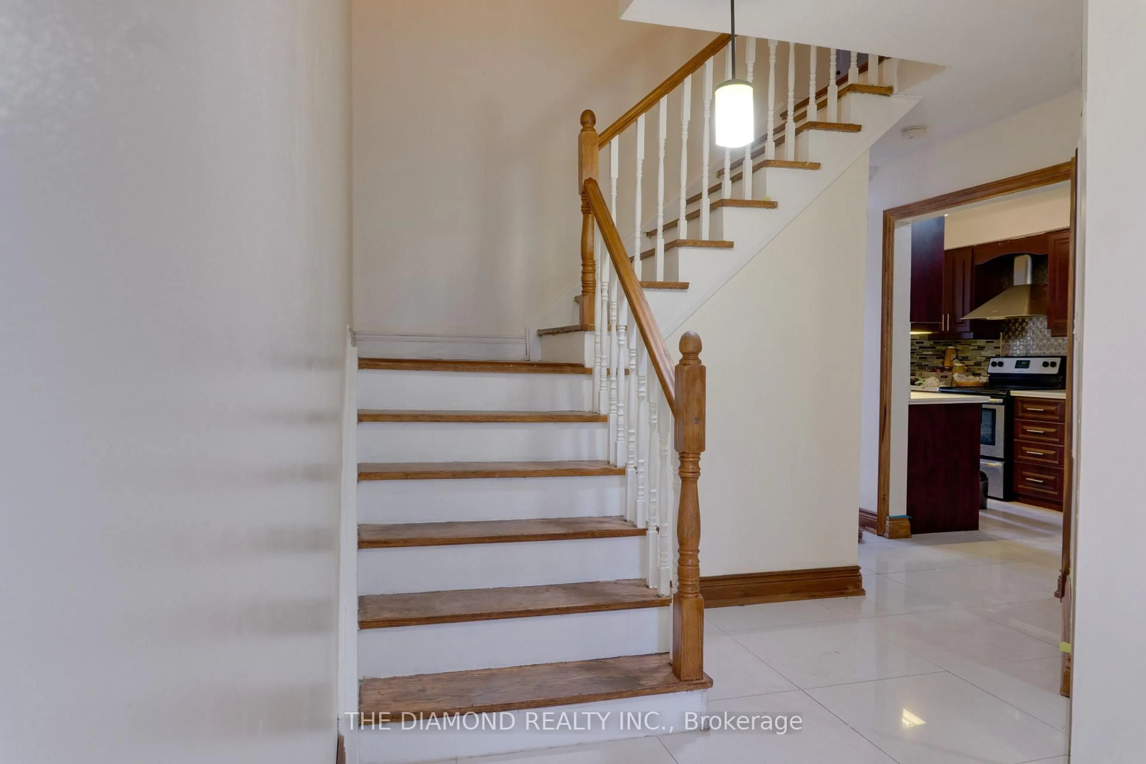 Indoor foyer for 2288 The Collegeway #8, Mississauga Ontario L5L 3Z5