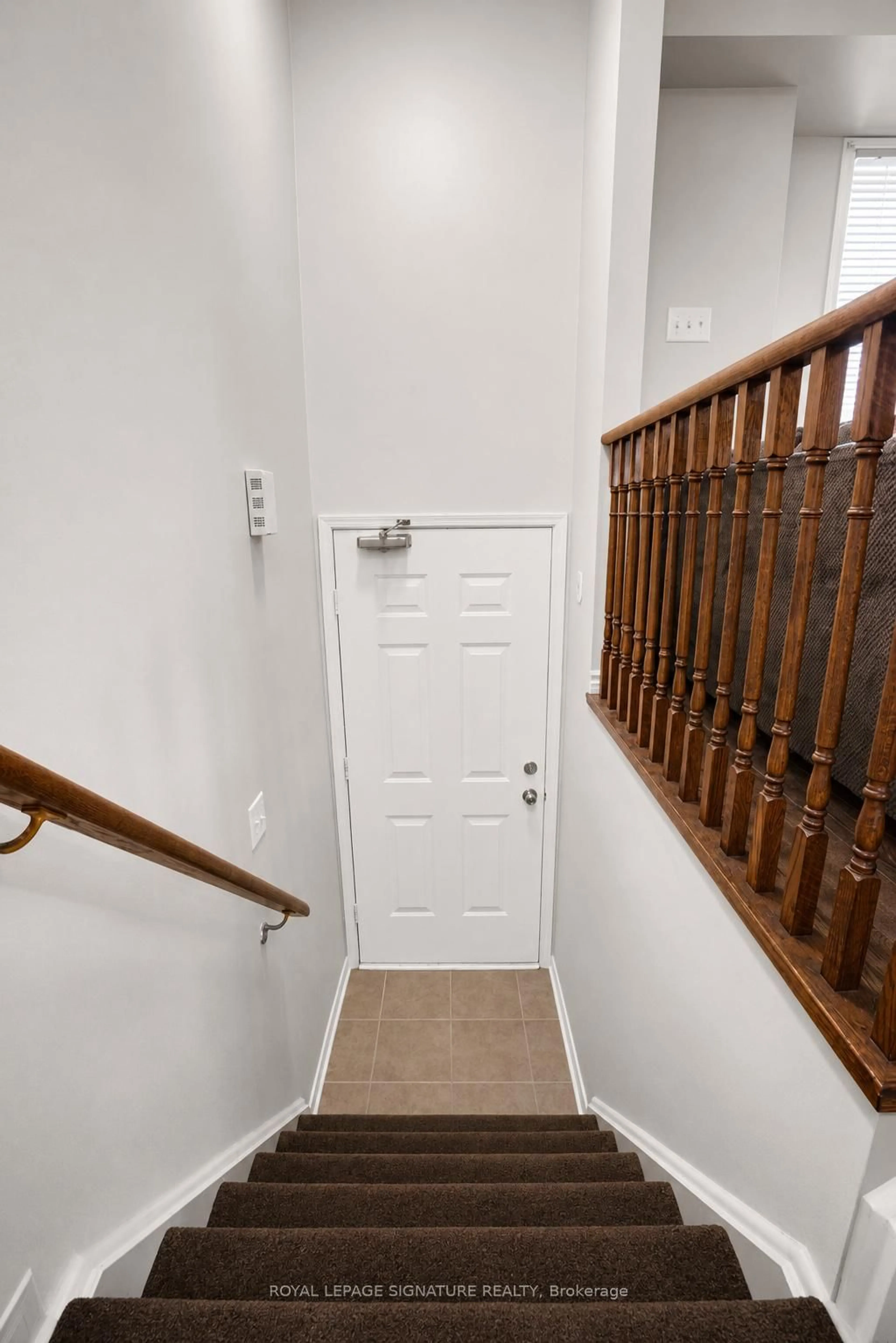 Indoor entryway for 4950 Winston Churchill Blvd #114, Mississauga Ontario L5M 8E3