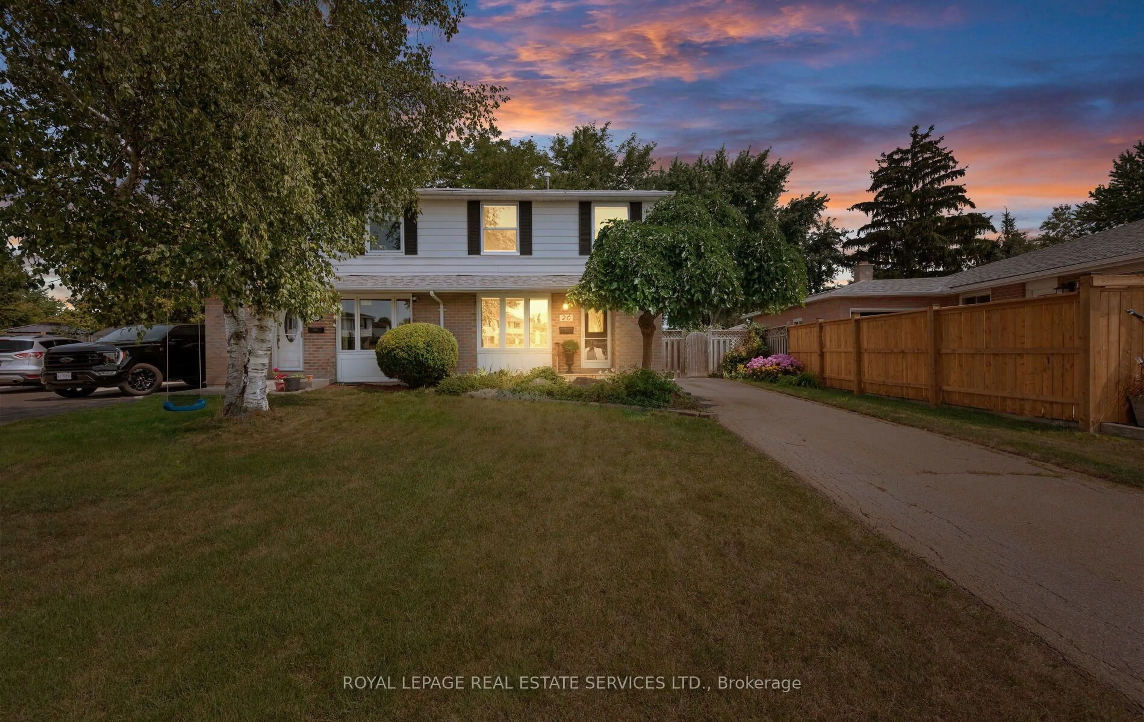 A pic from outside/outdoor area/front of a property/back of a property/a pic from drone, street for 20 Glengrove Crt, Brampton Ontario L6S 1Z3