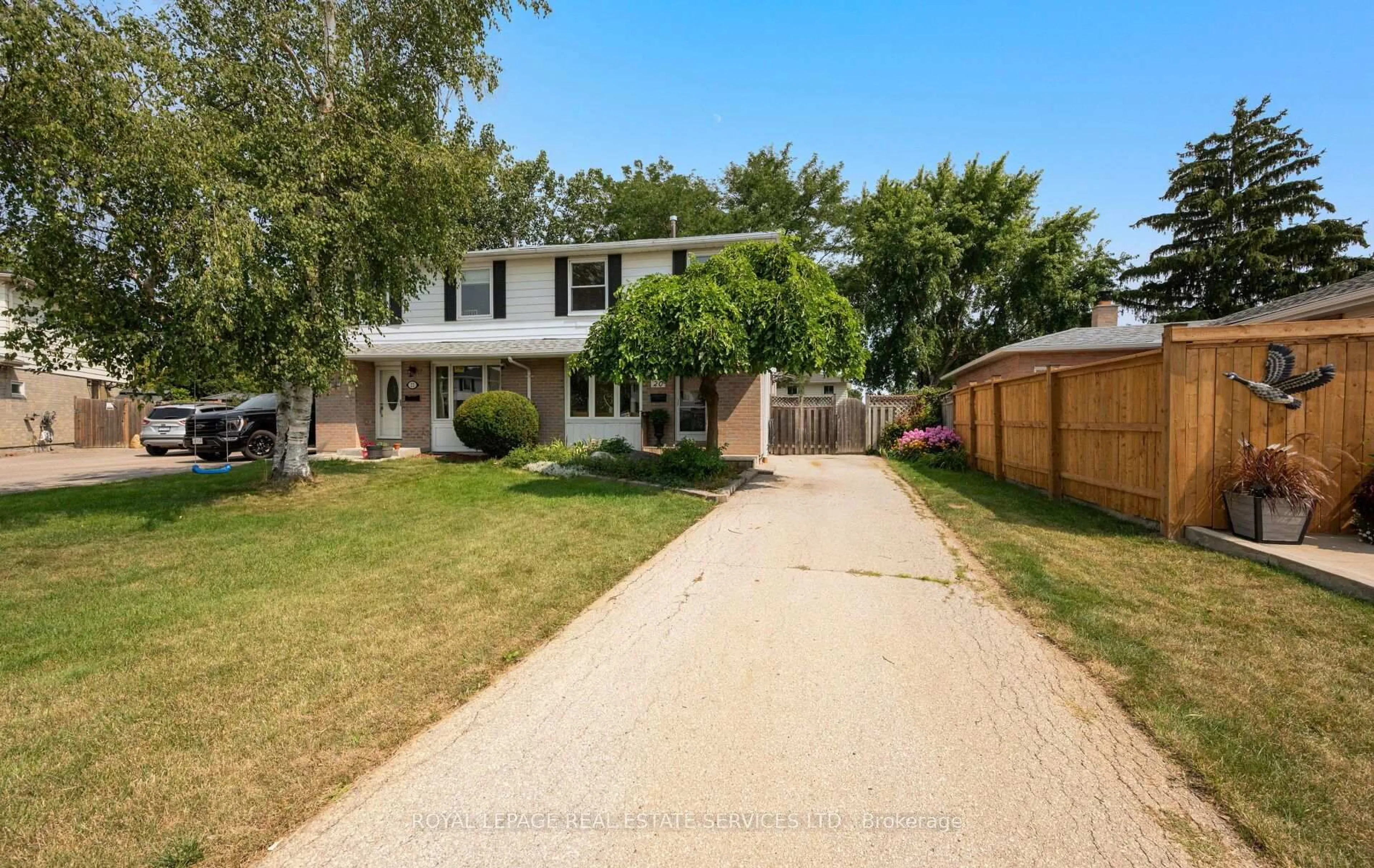 A pic from outside/outdoor area/front of a property/back of a property/a pic from drone, street for 20 Glengrove Crt, Brampton Ontario L6S 1Z3