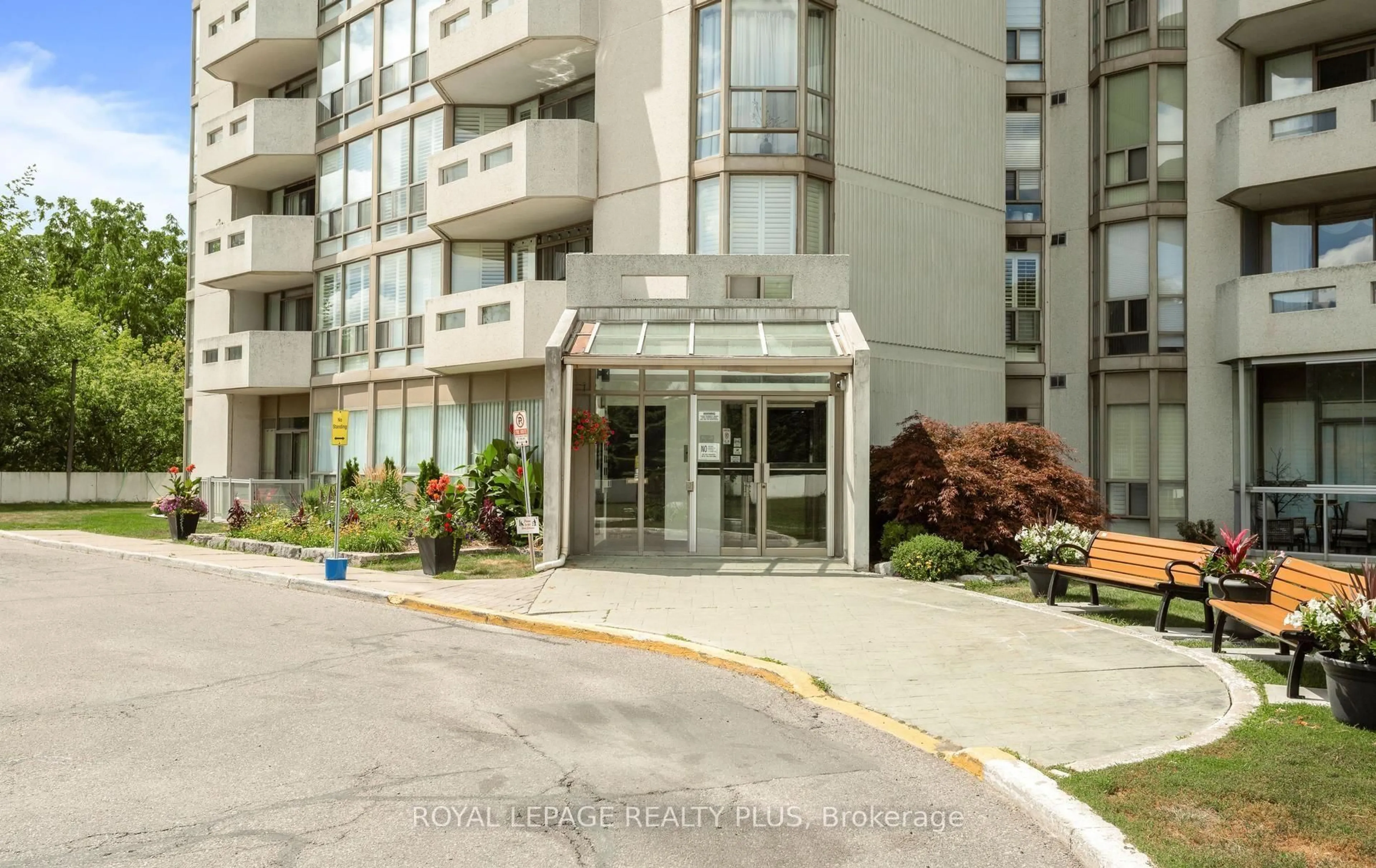 Indoor foyer for 20 MCFARLANE Dr #1610, Halton Hills Ontario L7G 5J8
