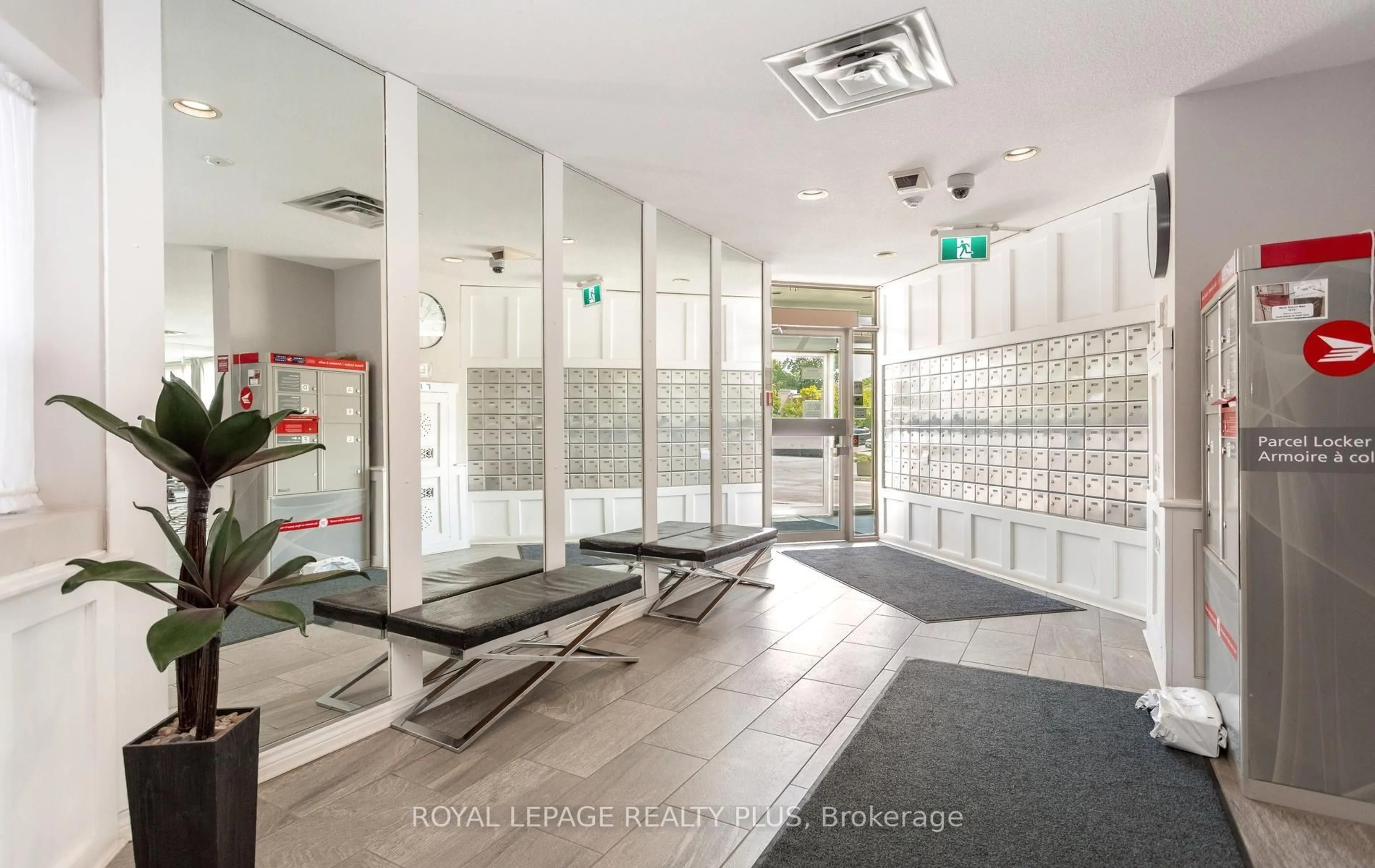 Indoor foyer for 20 MCFARLANE Dr #1610, Halton Hills Ontario L7G 5J8