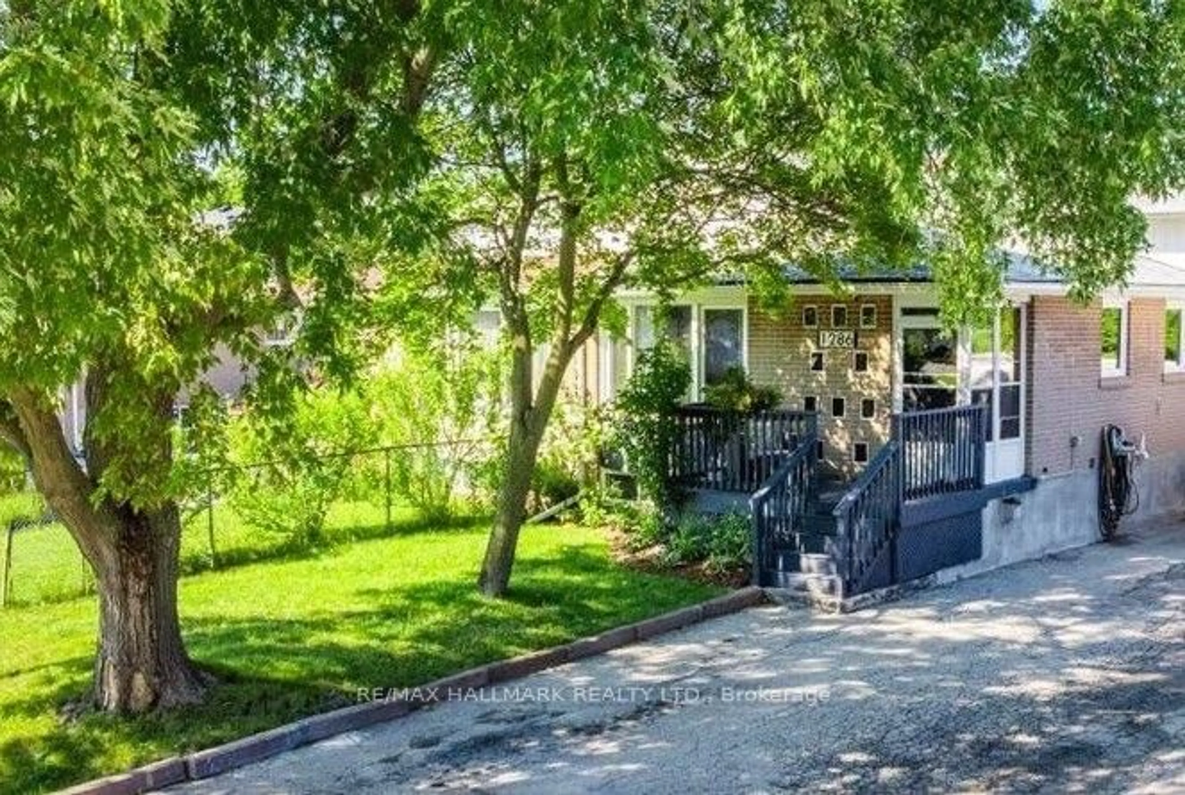 A pic from outside/outdoor area/front of a property/back of a property/a pic from drone, street for 1286 Napier Cres, Oakville Ontario L6H 2A4