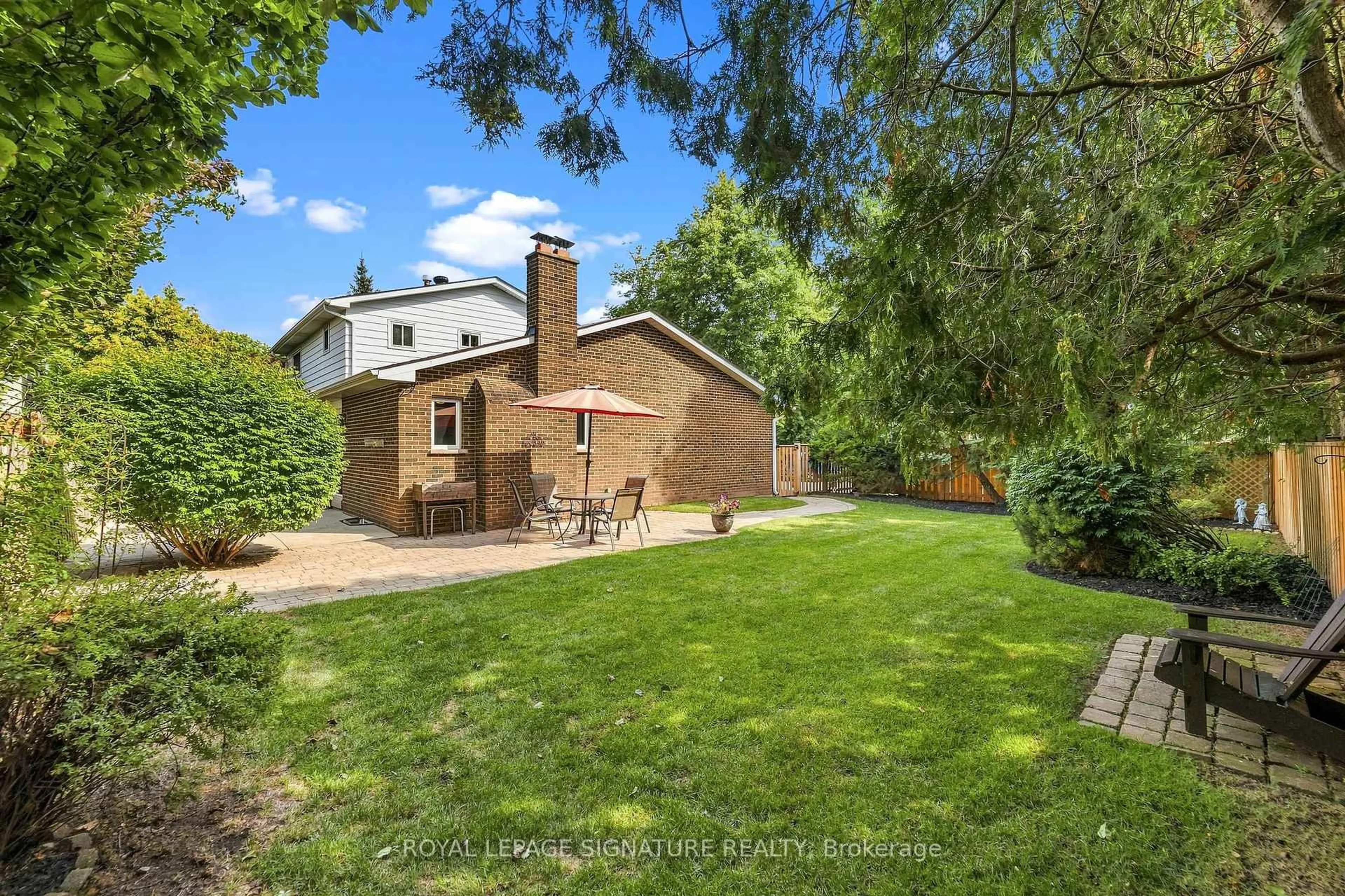 A pic from outside/outdoor area/front of a property/back of a property/a pic from drone, street for 1385 Highgate Crt, Oakville Ontario L6H 2V4