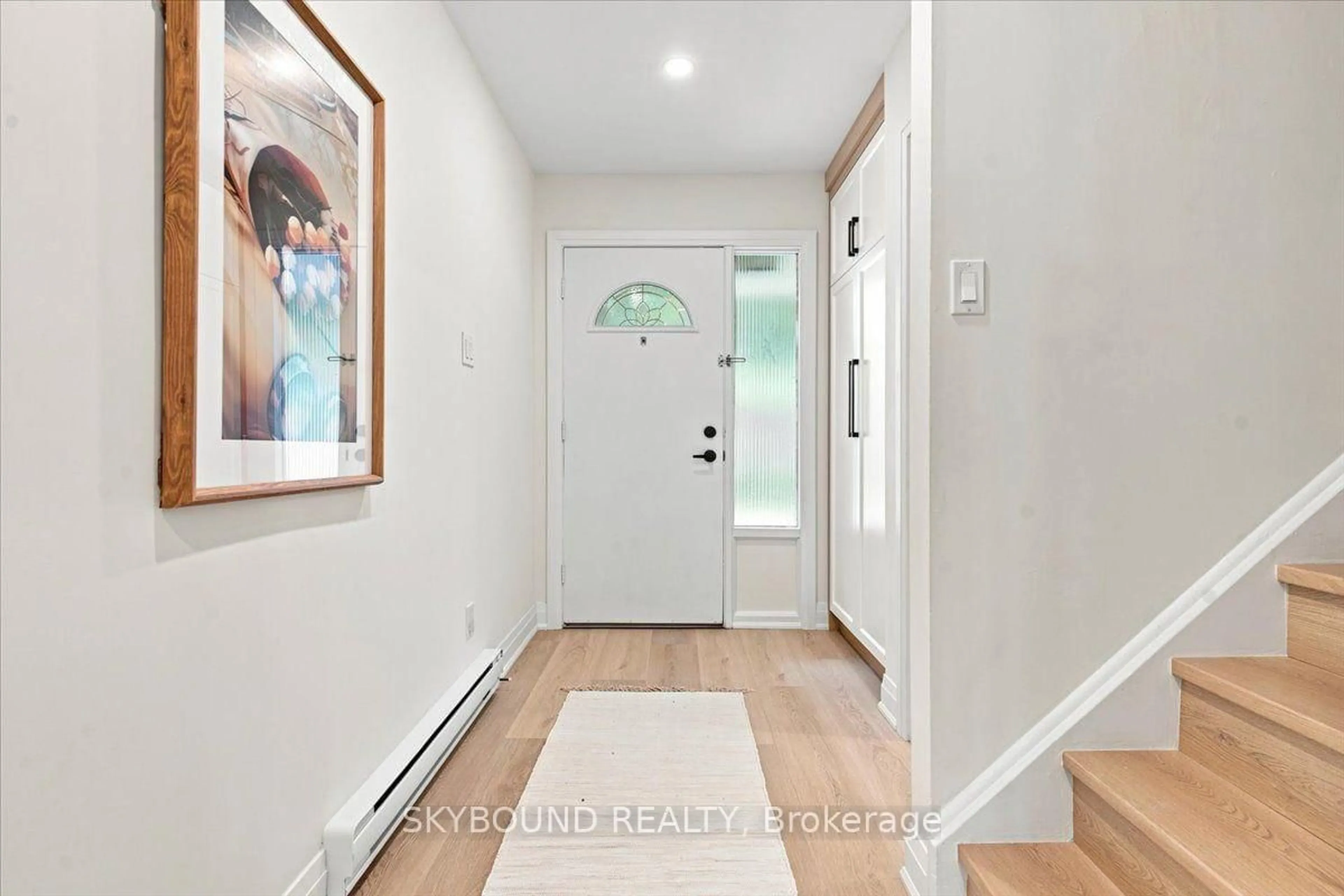 Indoor entryway for 5057 Pinedale Ave #94, Burlington Ontario L7L 5J6