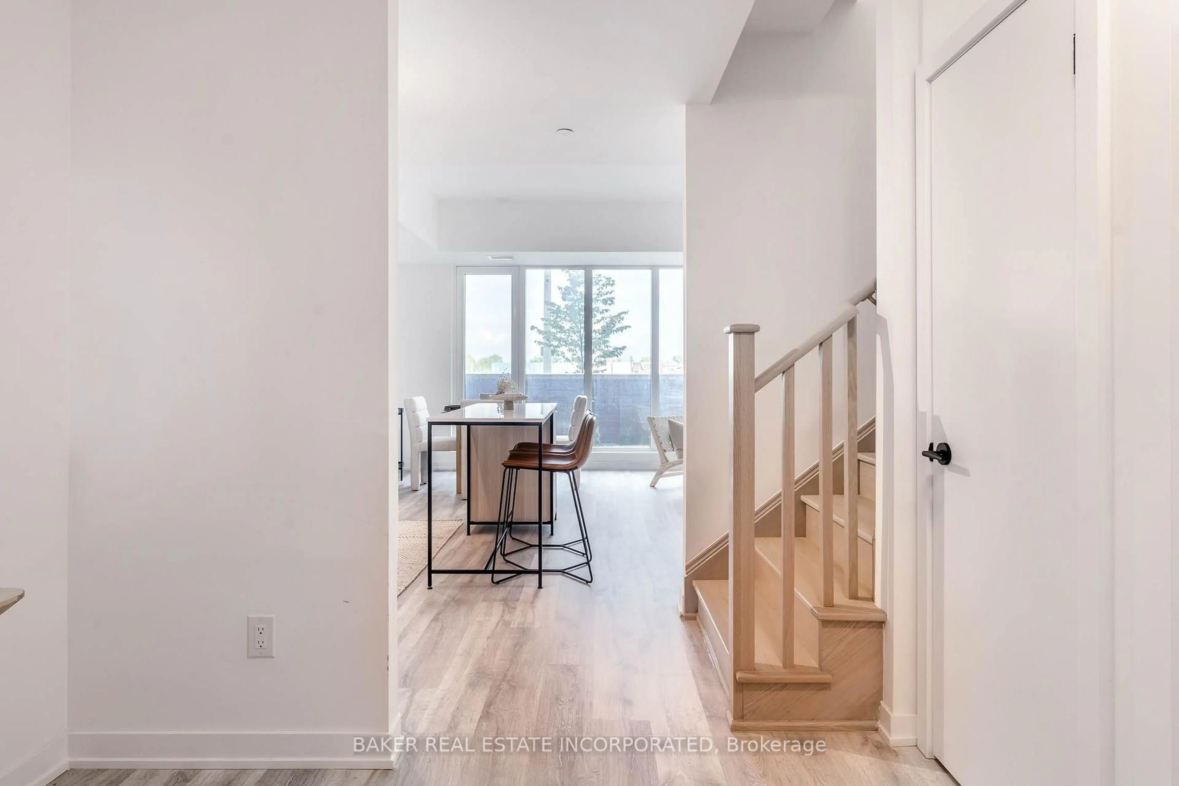 Indoor entryway for 220 Missinnihe Way #102, Mississauga Ontario L5H 0A9
