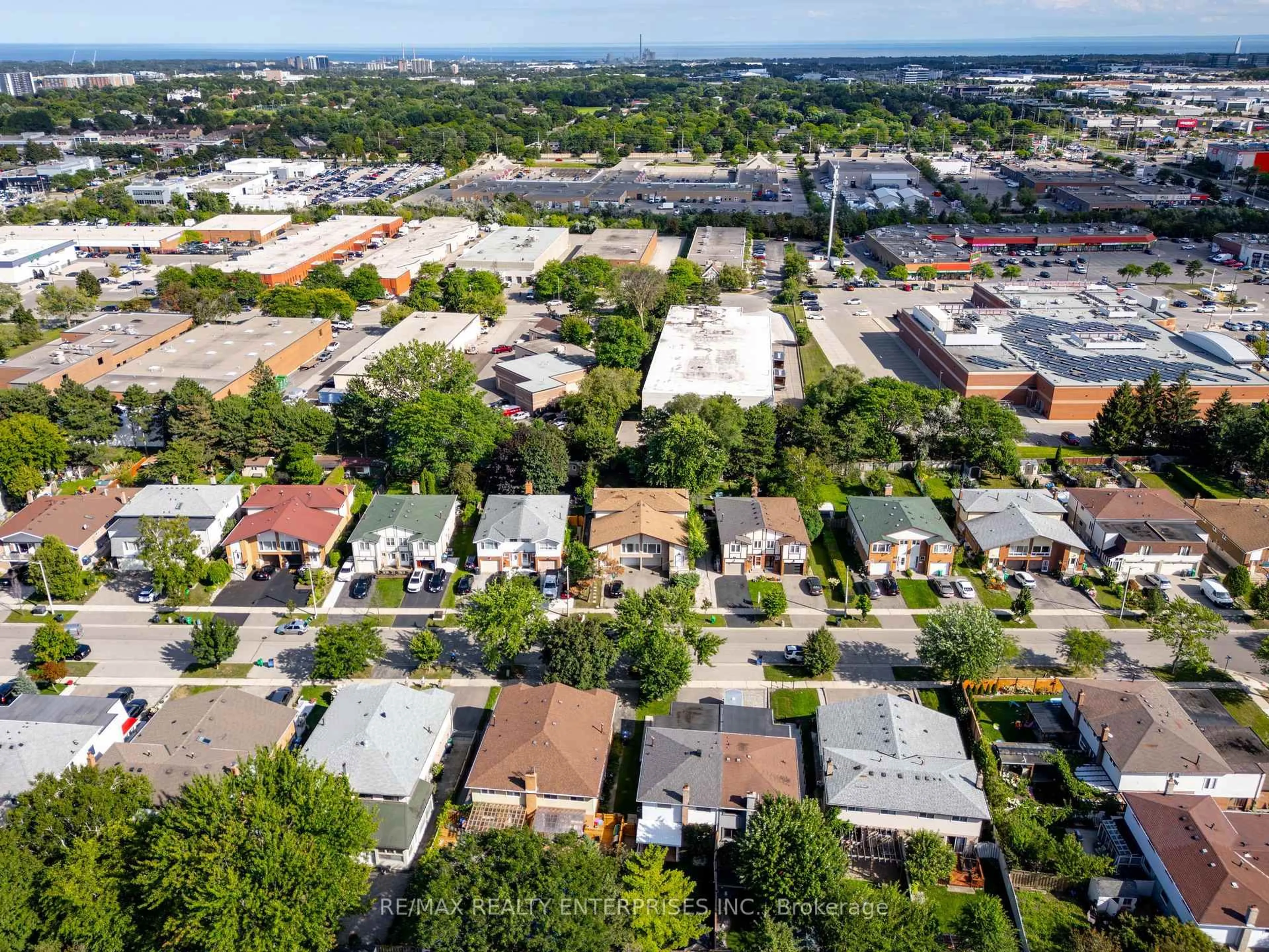 A pic from outside/outdoor area/front of a property/back of a property/a pic from drone, street for 2956 Windjammer Rd, Mississauga Ontario L5L 1S7