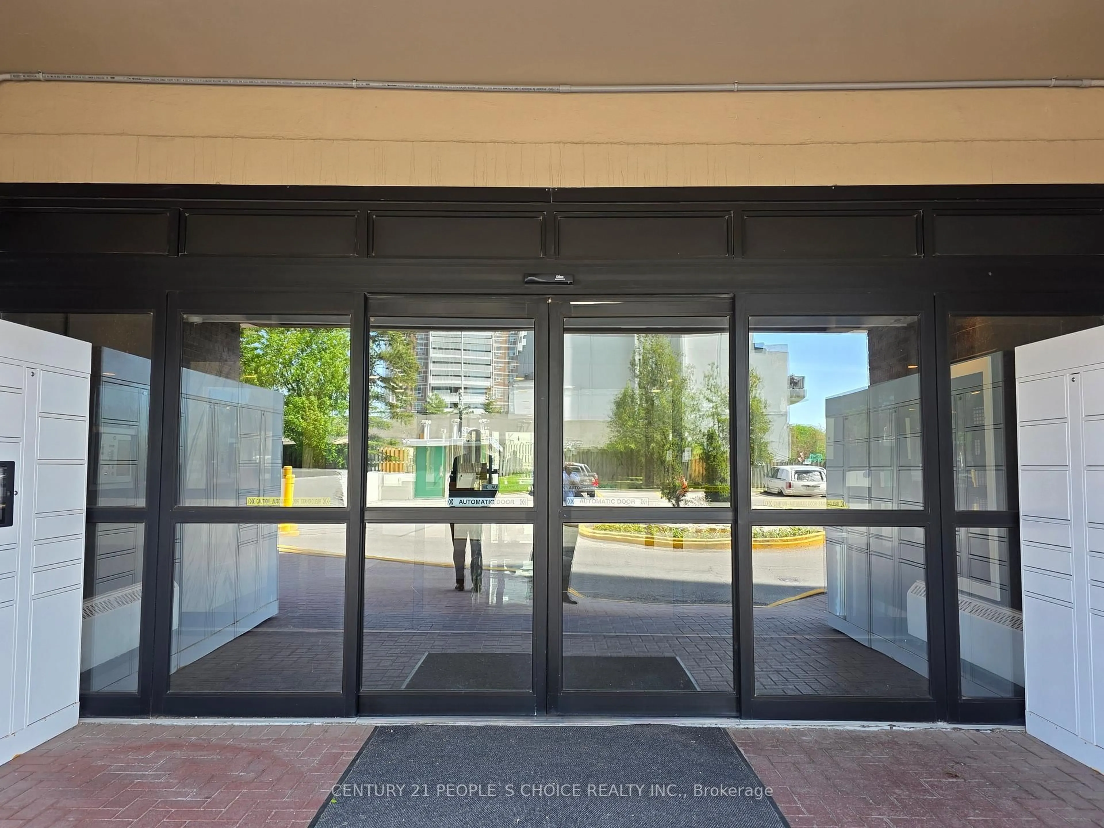 Indoor foyer for 3390 Weston Rd #301, Toronto Ontario M9M 2X3
