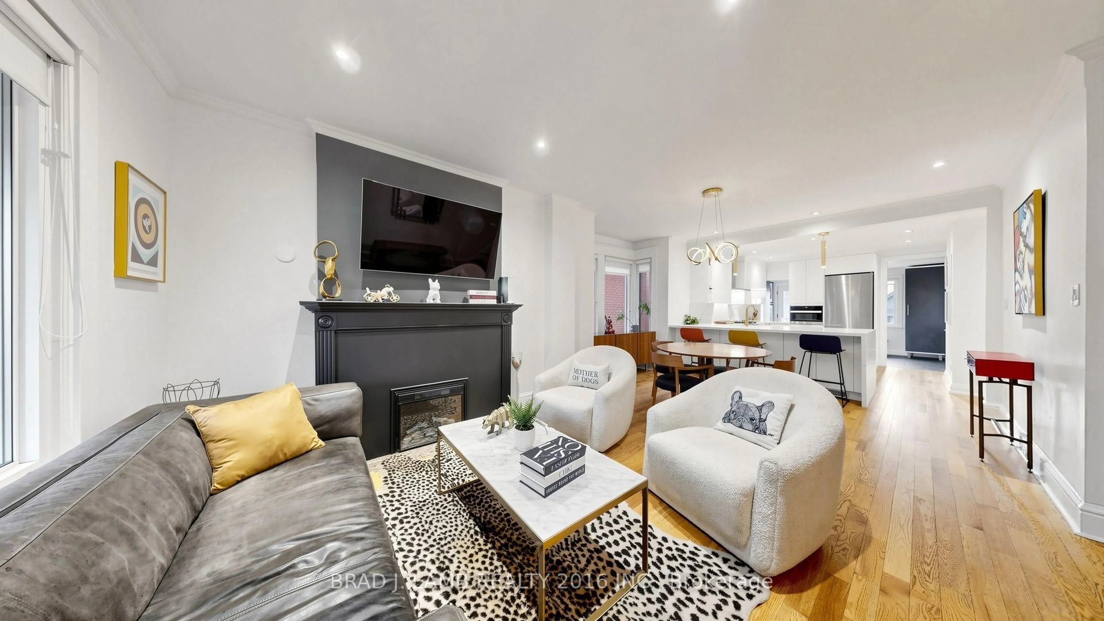 Living room with furniture, unknown for 154 Fairview Ave, Toronto Ontario M6P 3A5